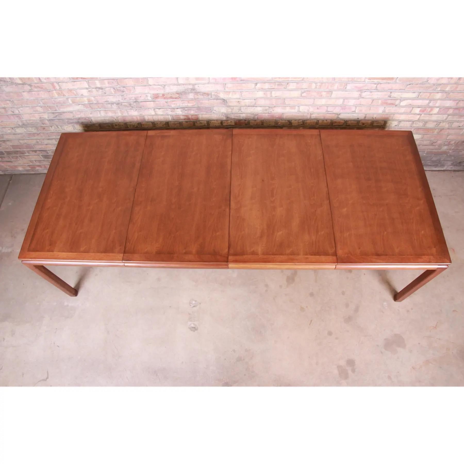 Edward Wormley para Dunbar Janus Collection Mesa de comedor de nogal, recién restaurada mediados del siglo XX en venta
