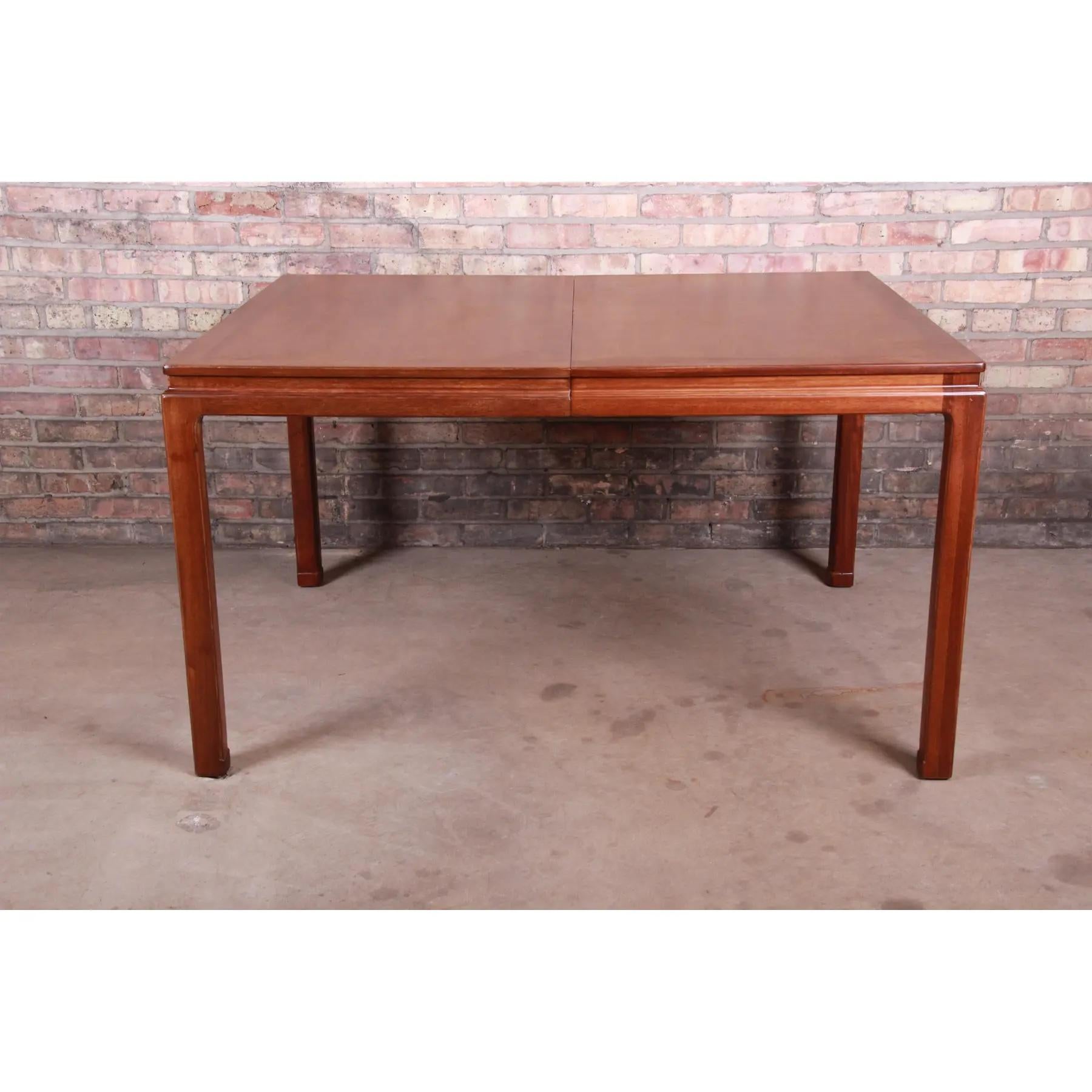 Edward Wormley para Dunbar Janus Collection Mesa de comedor de nogal, recién restaurada Nogal en venta