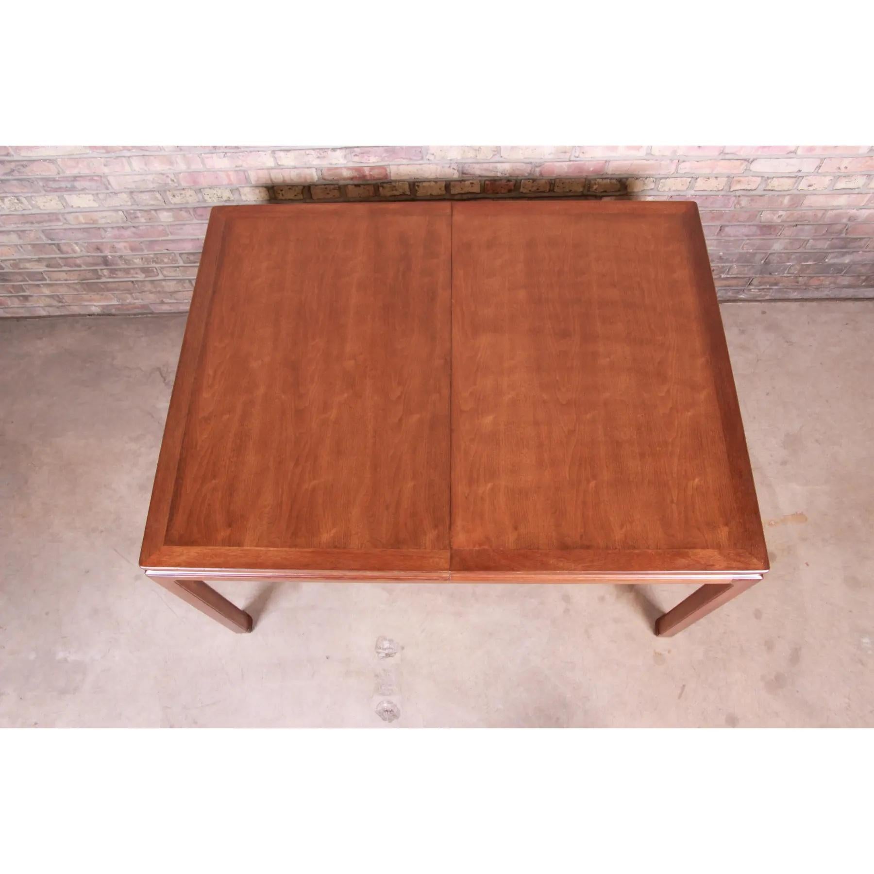 Edward Wormley para Dunbar Janus Collection Mesa de comedor de nogal, recién restaurada en venta 2
