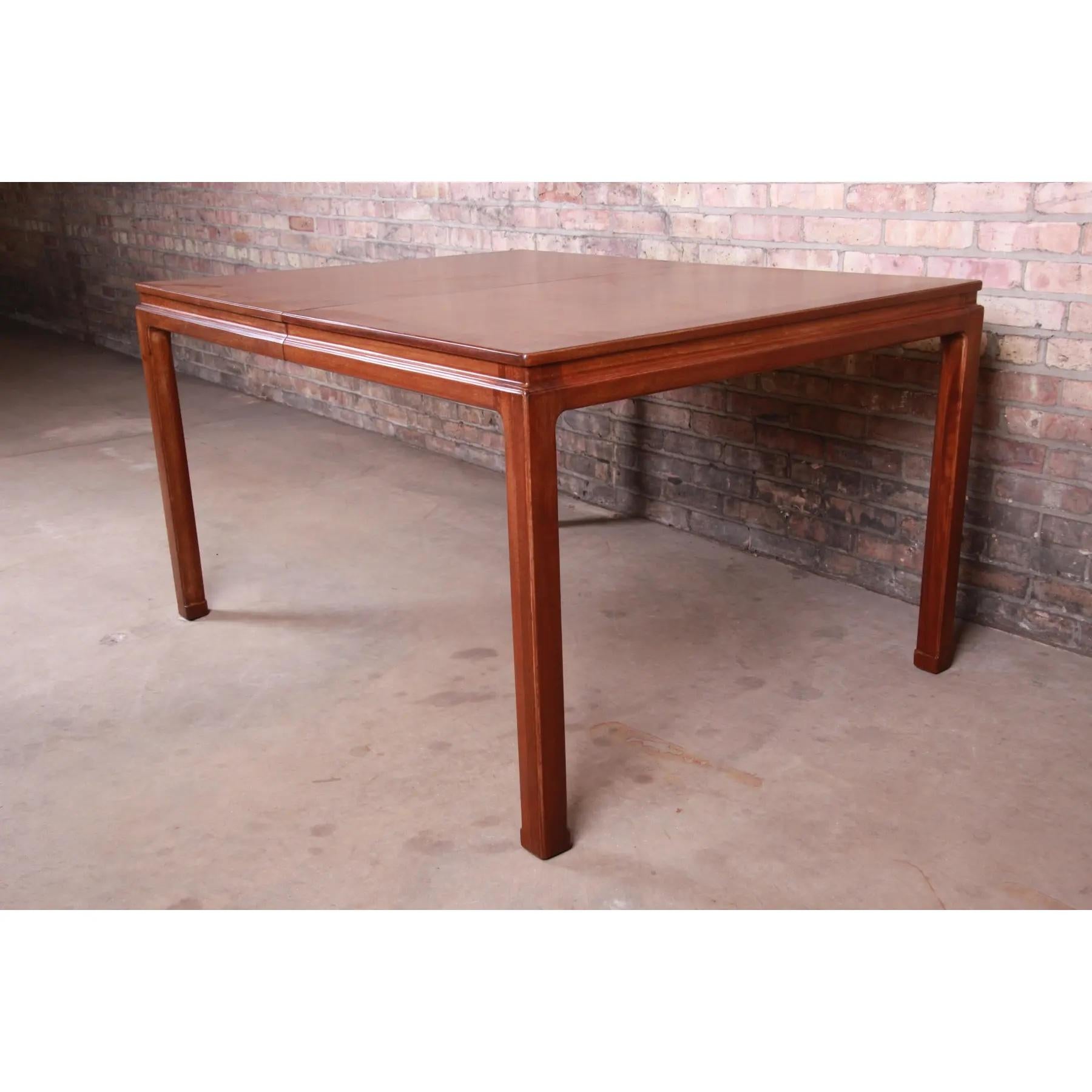 Edward Wormley para Dunbar Janus Collection Mesa de comedor de nogal, recién restaurada en venta 3
