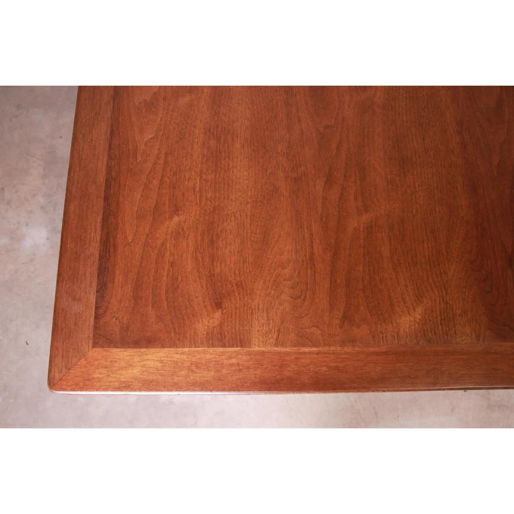 Edward Wormley para Dunbar Janus Collection Mesa de comedor de nogal, recién restaurada en venta 1
