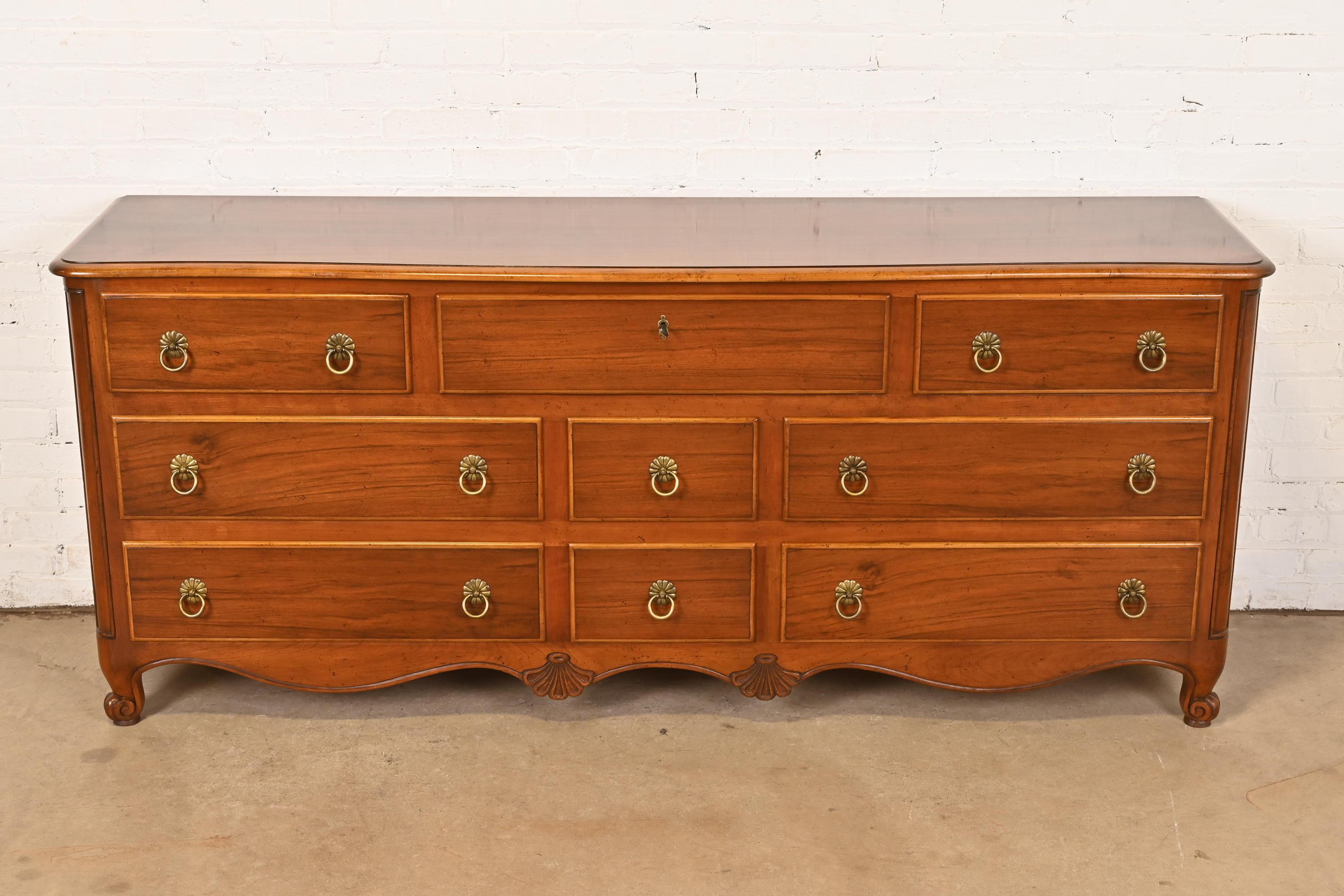 Stile provenzale Baker Furniture - Comò provinciale Luigi XV intagliato in noce e Wood Wood in vendita