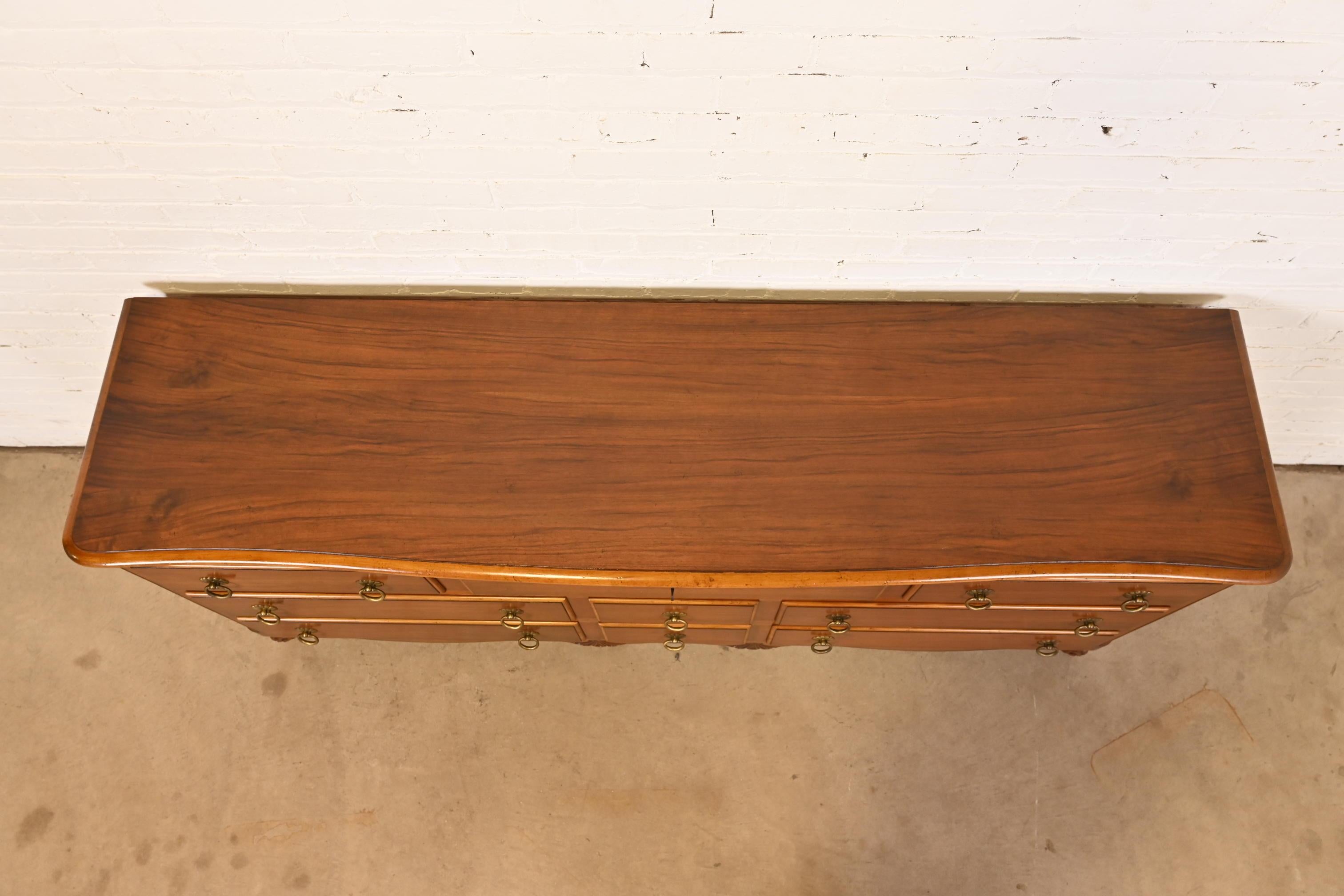 Baker Furniture - Comò provinciale Luigi XV intagliato in noce e Wood Wood in vendita 3