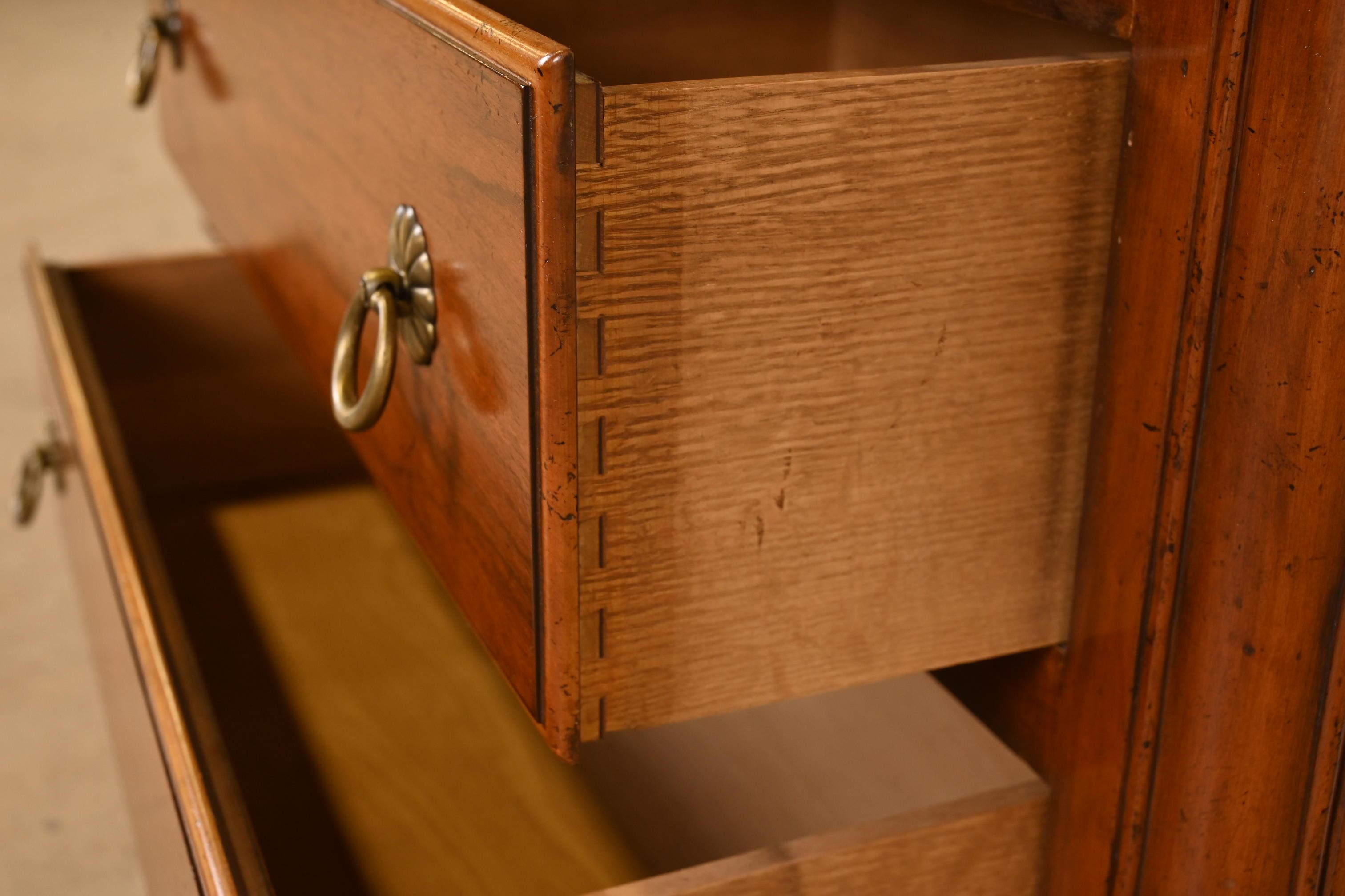 Ottone Baker Furniture - Comò provinciale Luigi XV intagliato in noce e Wood Wood in vendita
