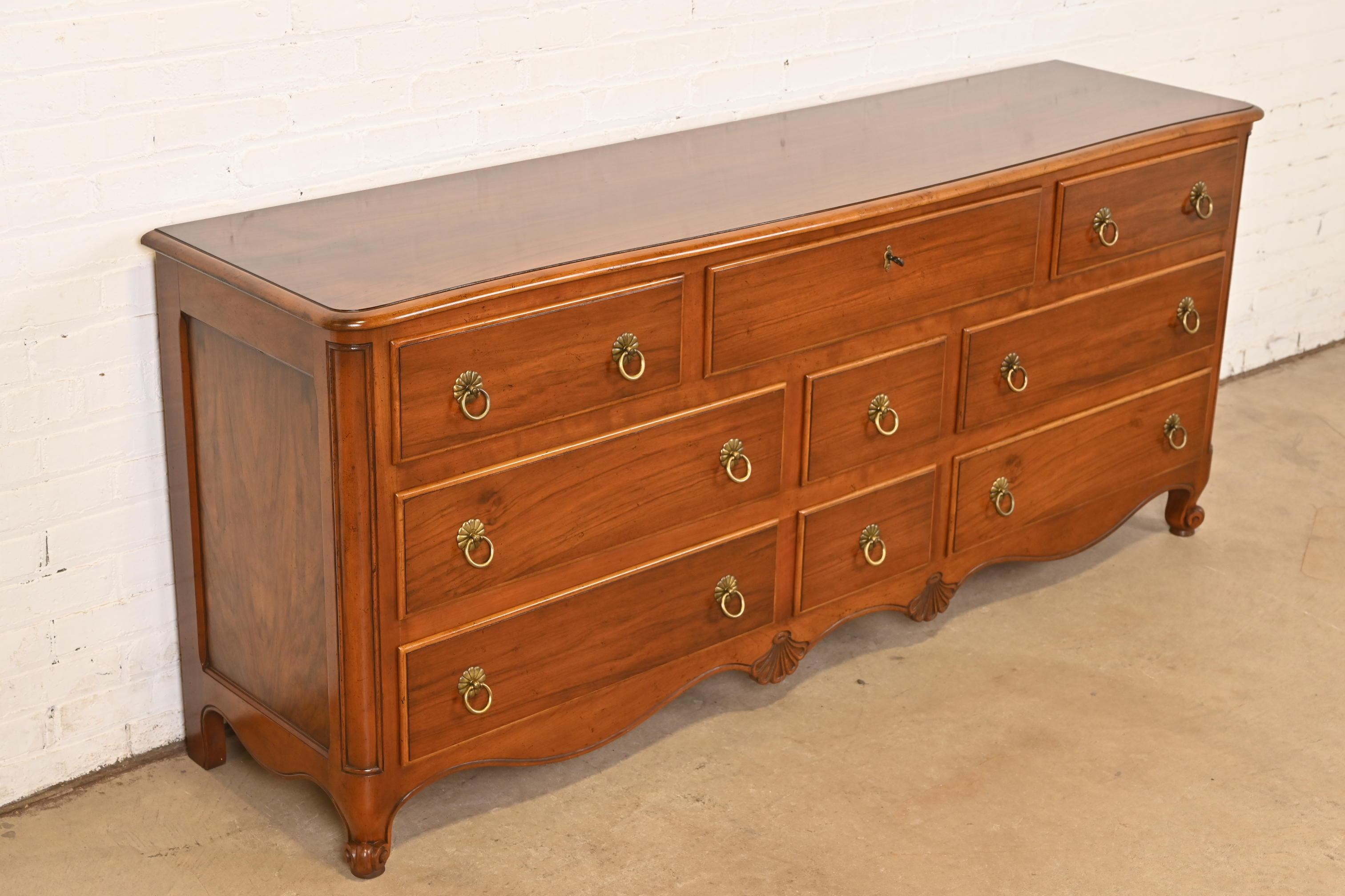 Baker Furniture - Comò provinciale Luigi XV intagliato in noce e Wood Wood In condizioni buone in vendita a South Bend, IN