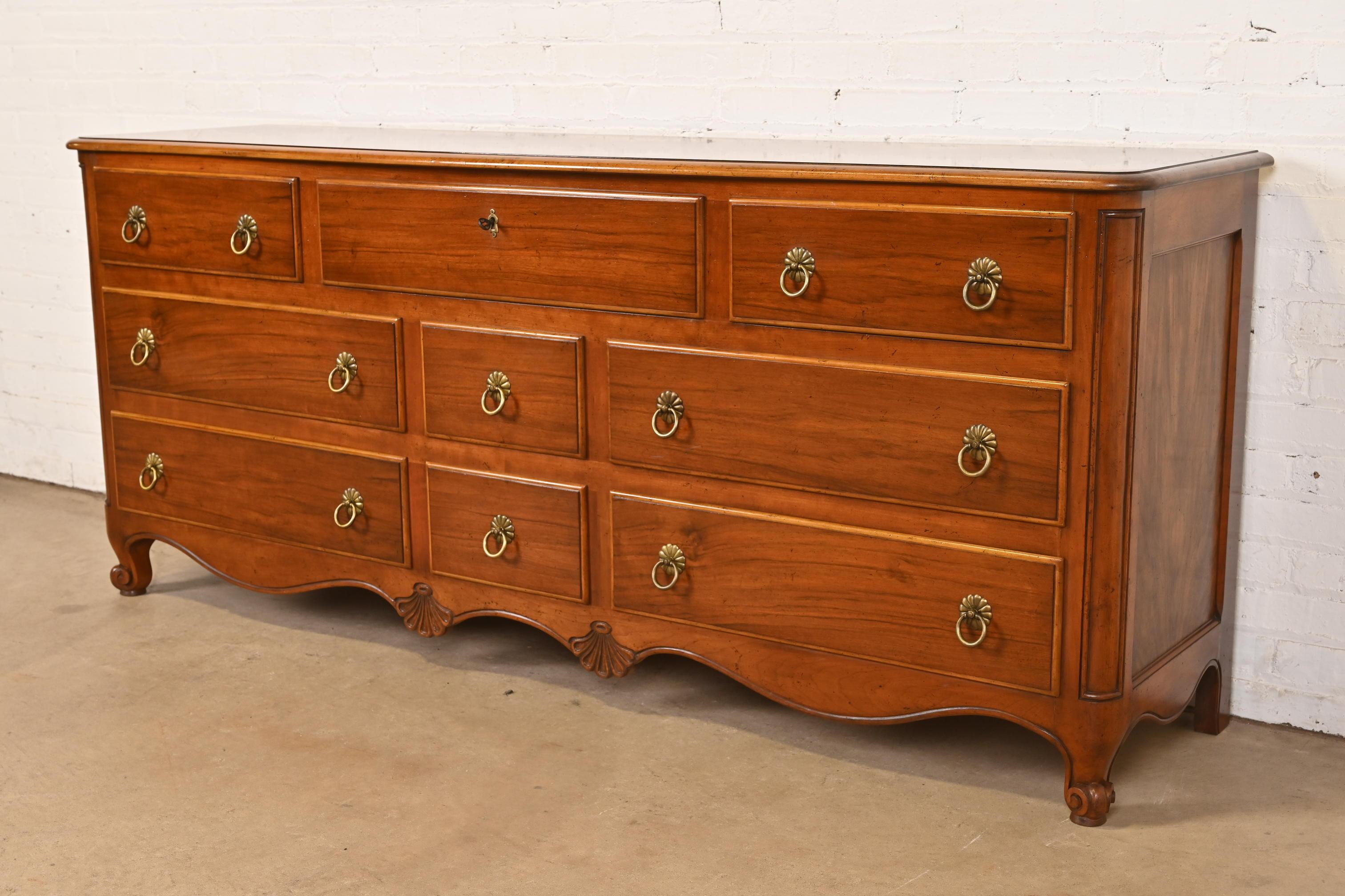 Americano Baker Furniture - Comò provinciale Luigi XV intagliato in noce e Wood Wood in vendita