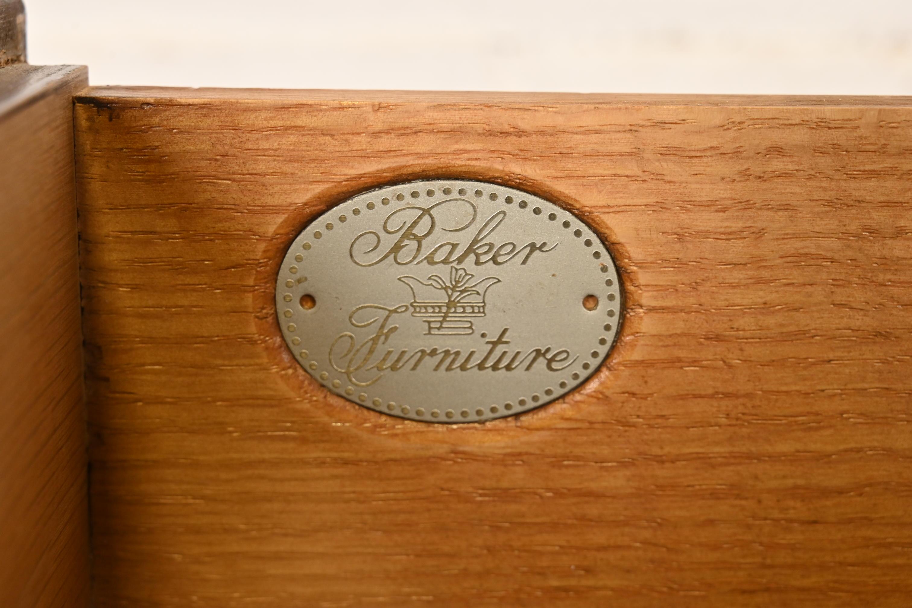 Baker Furniture - Comò provinciale Luigi XV intagliato in noce e Wood Wood in vendita 1