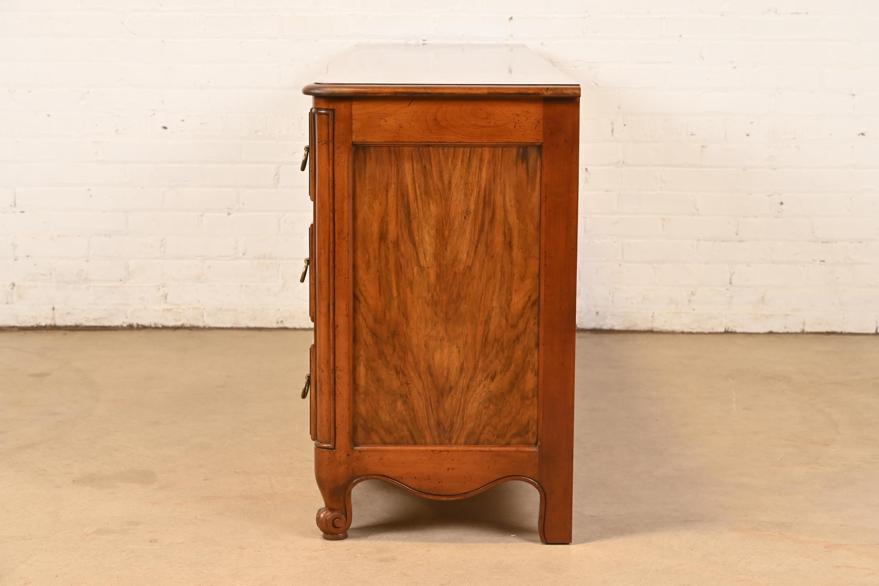 Baker Furniture - Comò provinciale Luigi XV intagliato in noce e Wood Wood in vendita 4