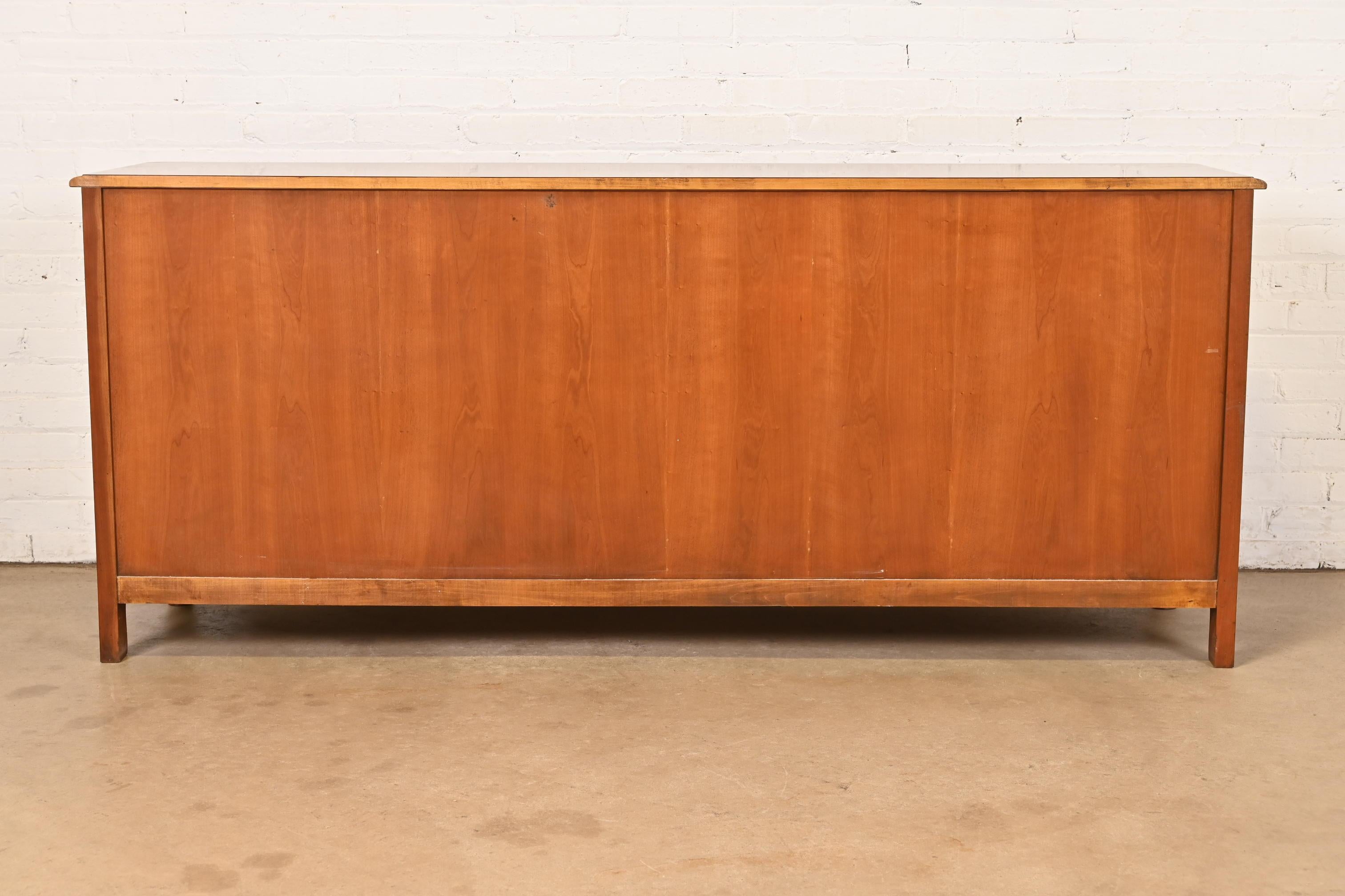 Baker Furniture - Comò provinciale Luigi XV intagliato in noce e Wood Wood in vendita 5