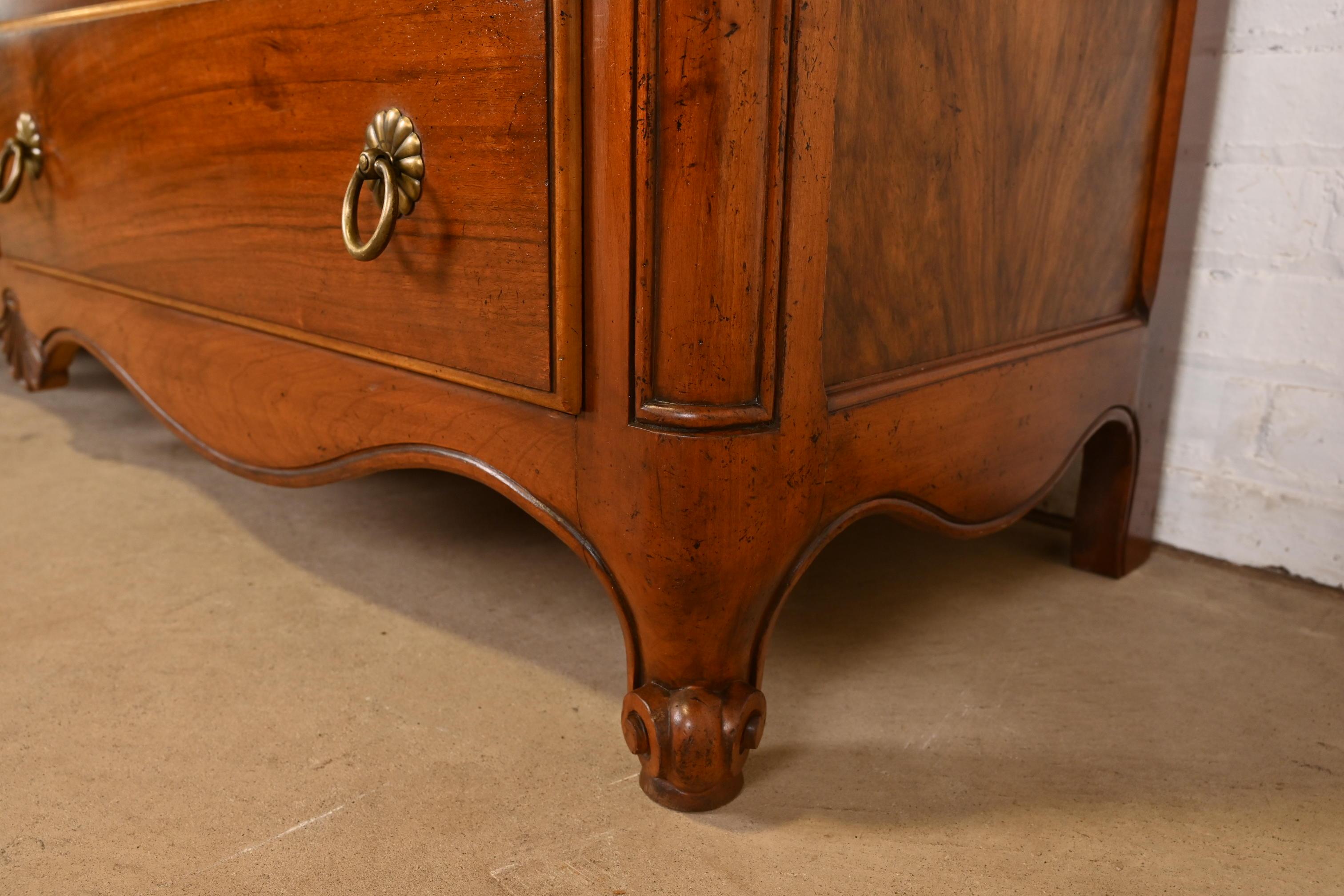 Baker Furniture - Comò provinciale Luigi XV intagliato in noce e Wood Wood in vendita 2