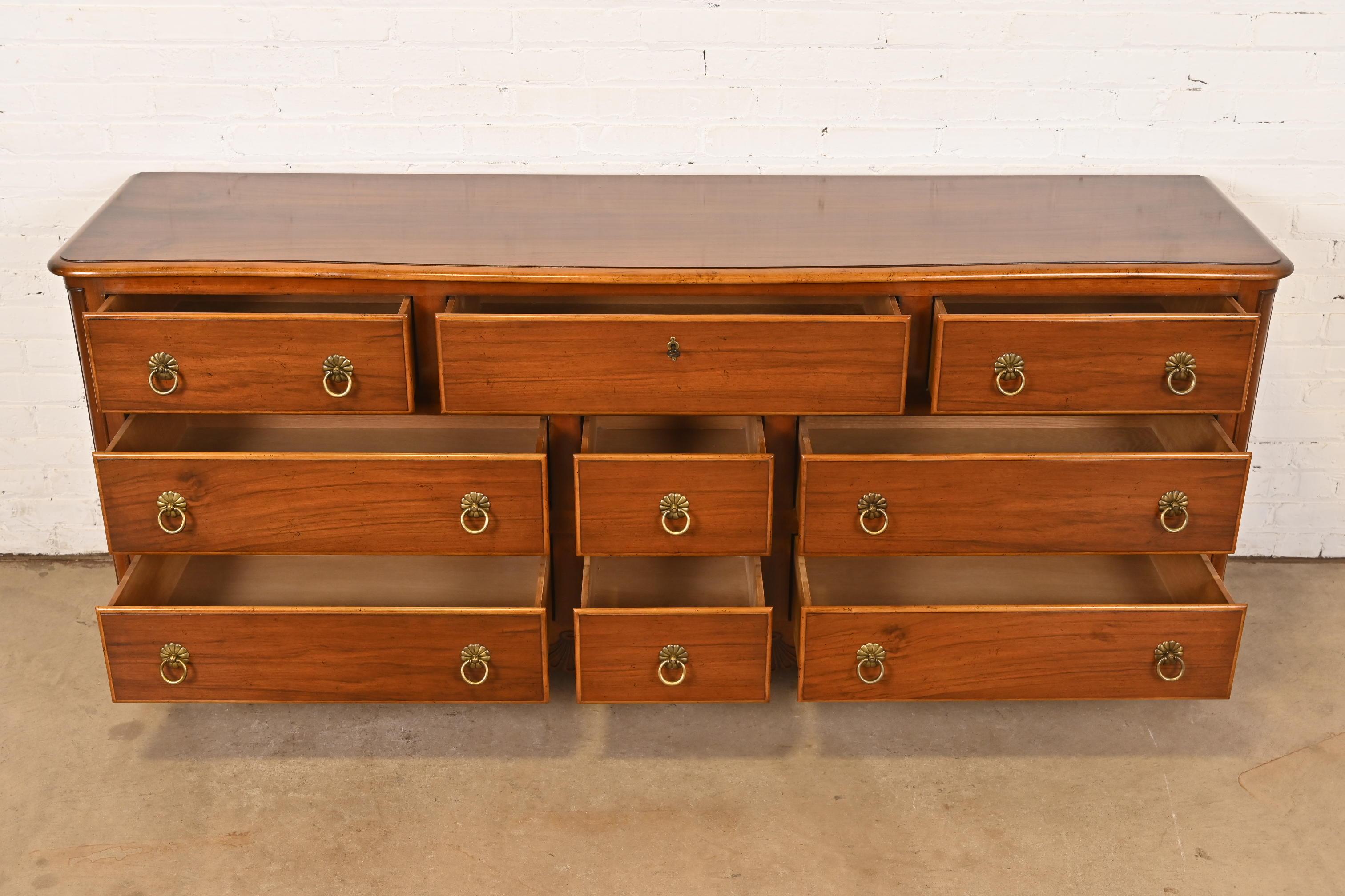 Metà XX secolo Baker Furniture - Comò provinciale Luigi XV intagliato in noce e Wood Wood in vendita