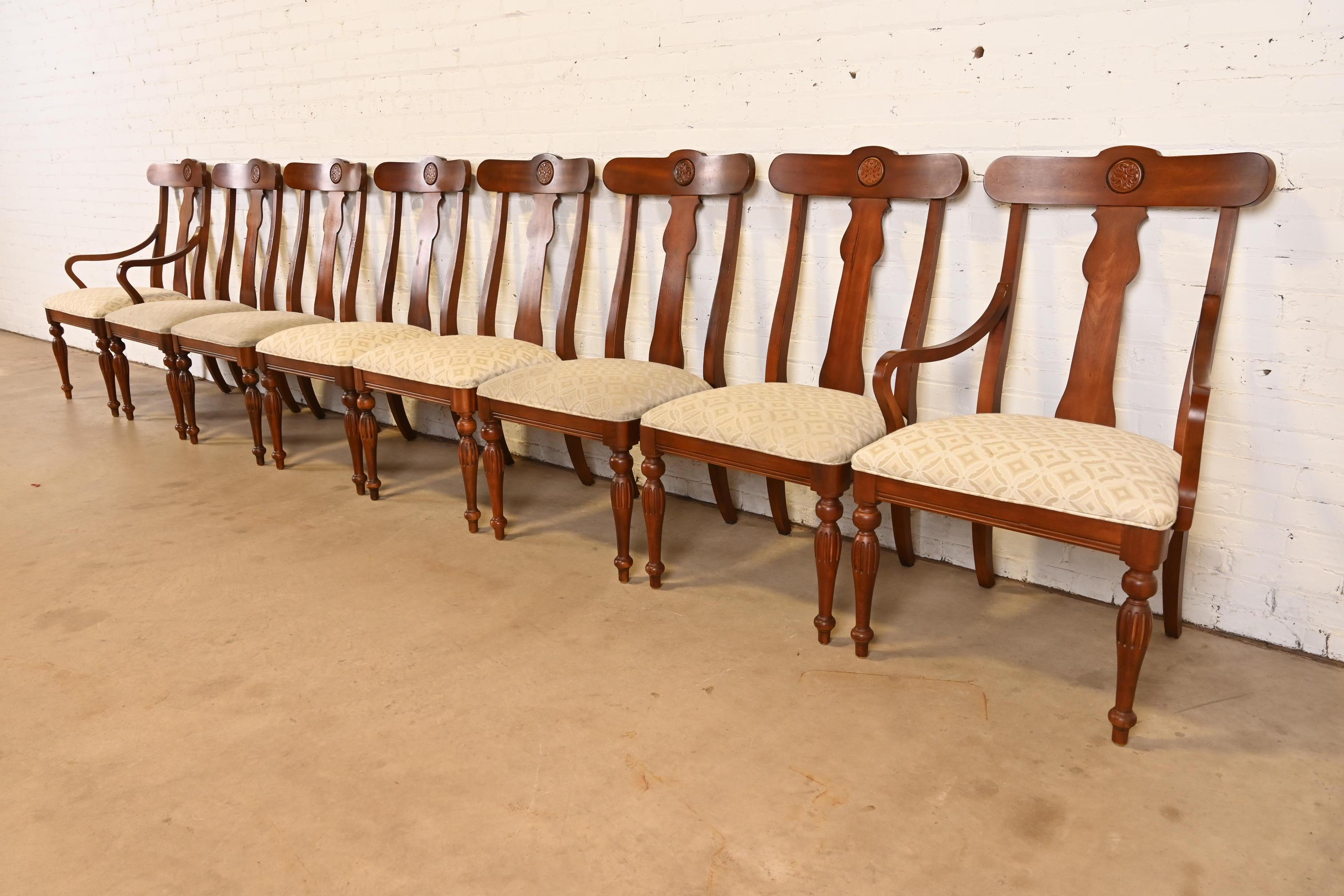 Un bellissimo set di otto sedie da pranzo in stile British Colonial, Early American o Vittoriano

Stati Uniti, circa fine XX secolo

Misure: 
Sedie laterali: 21,25 