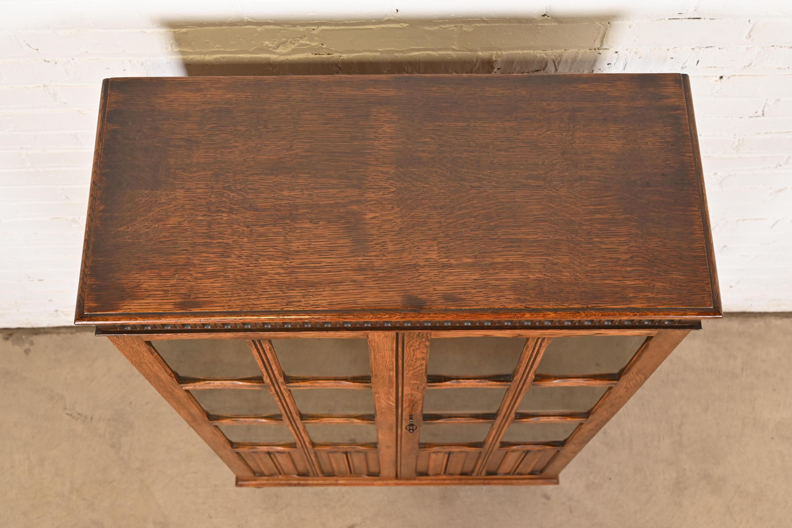 Ancienne armoire bibliothèque à façade vitrée en Oak Oak Tudor sculpté, vers 1920 en vente 4