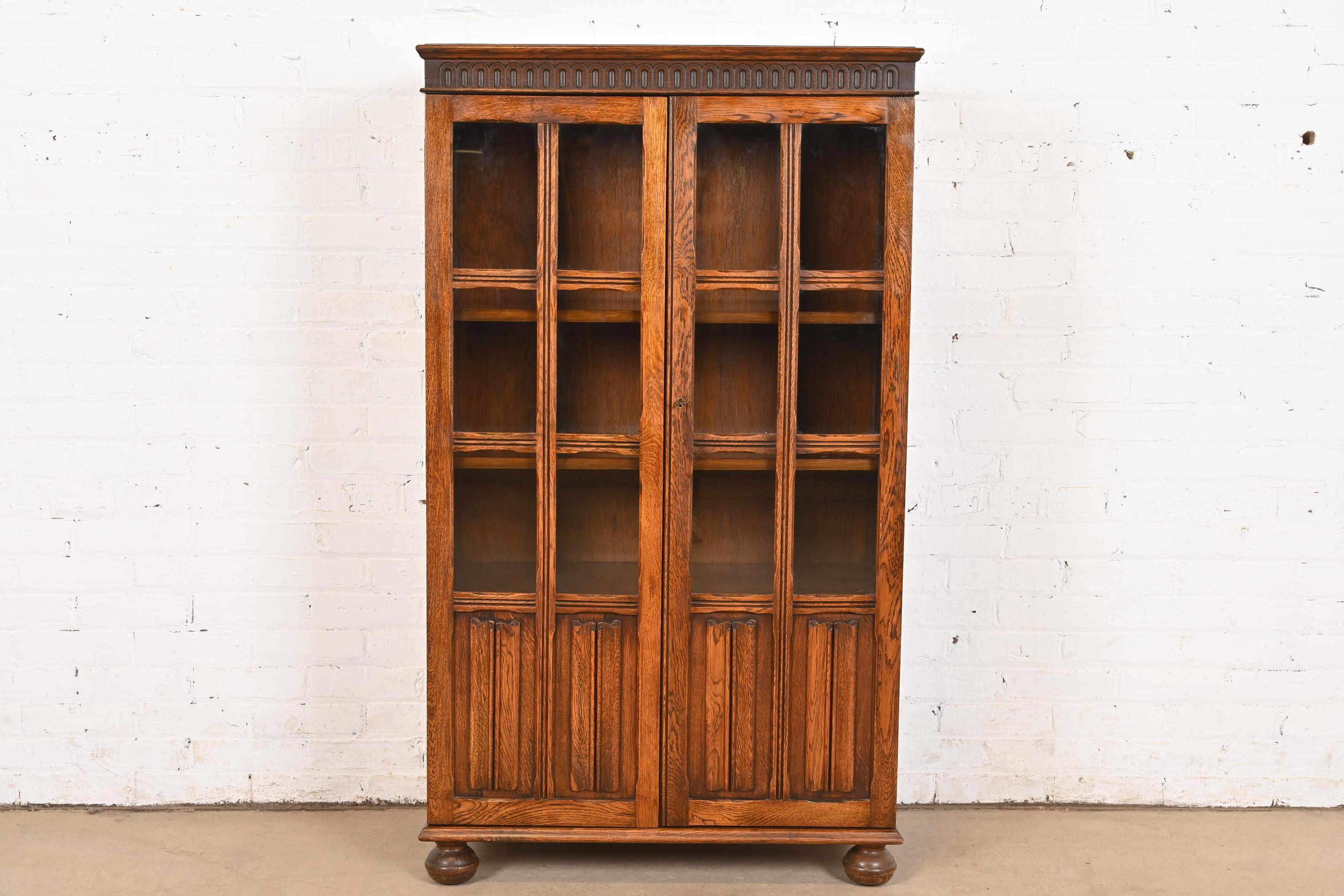 Magnifique meuble bibliothèque anglais Tudor ou victorien.

À la manière de Charles P. Limbert Co.

Angleterre, vers 1920

Magnifique chêne sculpté, avec des portes d'entrée en verre à meneaux. Les étagères intérieures sont réglables.

Dimensions :
