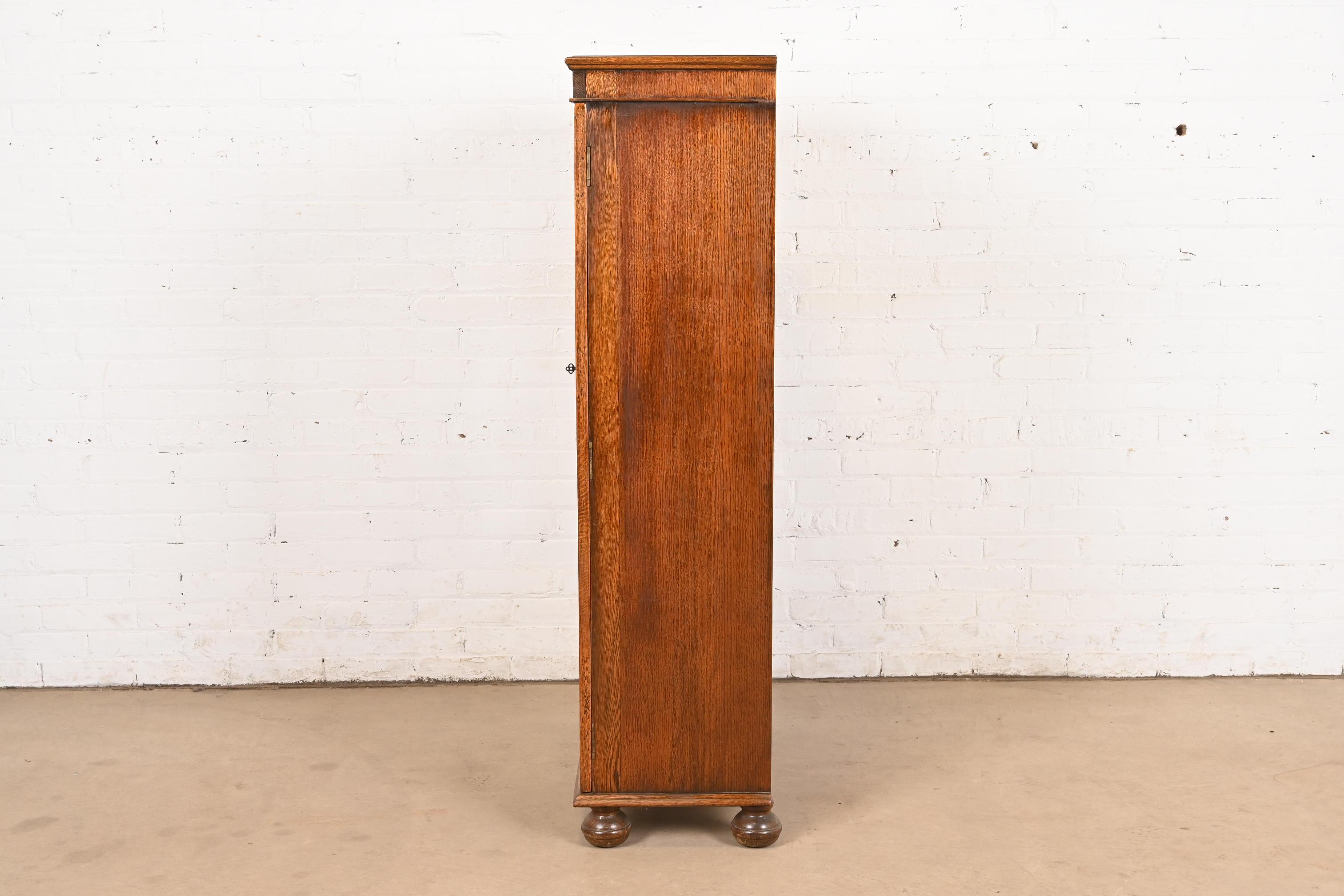 Ancienne armoire bibliothèque à façade vitrée en Oak Oak Tudor sculpté, vers 1920 en vente 5