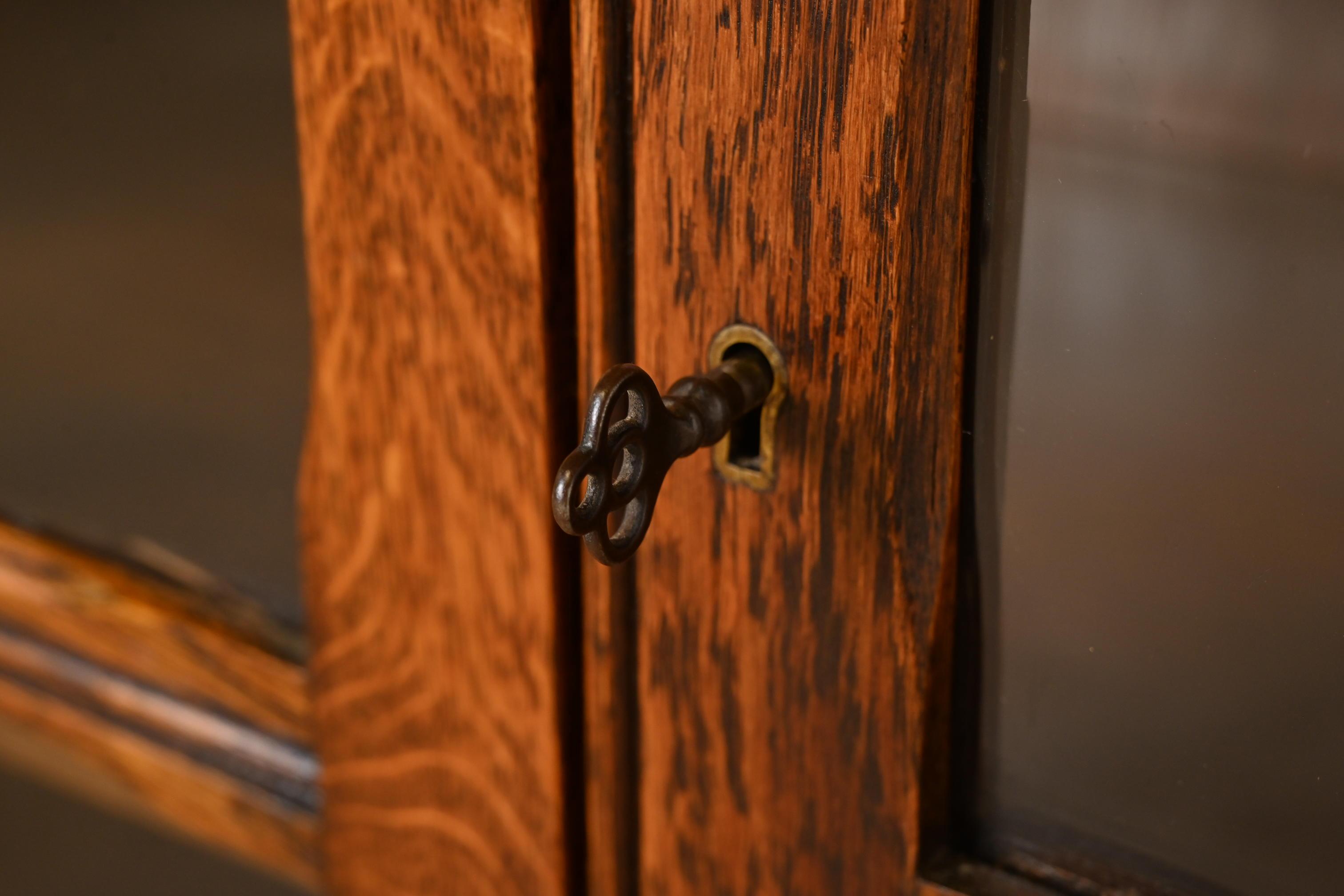 Ancienne armoire bibliothèque à façade vitrée en Oak Oak Tudor sculpté, vers 1920 en vente 1