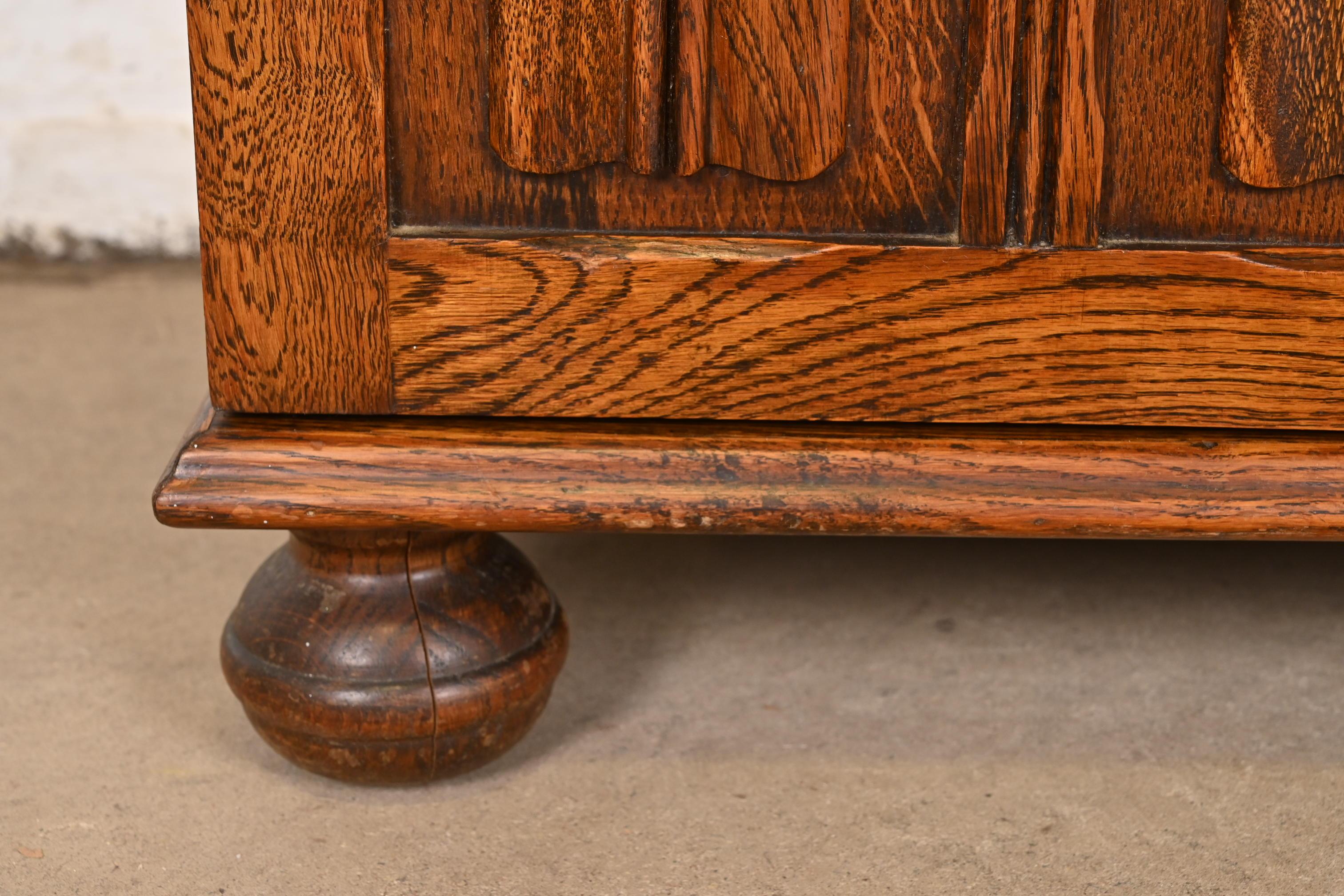 Ancienne armoire bibliothèque à façade vitrée en Oak Oak Tudor sculpté, vers 1920 en vente 2