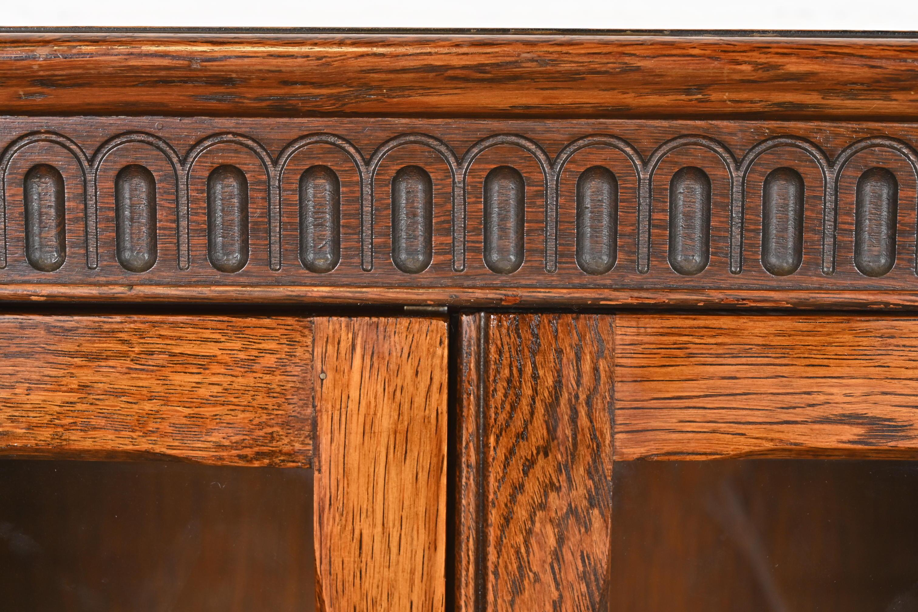 Ancienne armoire bibliothèque à façade vitrée en Oak Oak Tudor sculpté, vers 1920 en vente 3