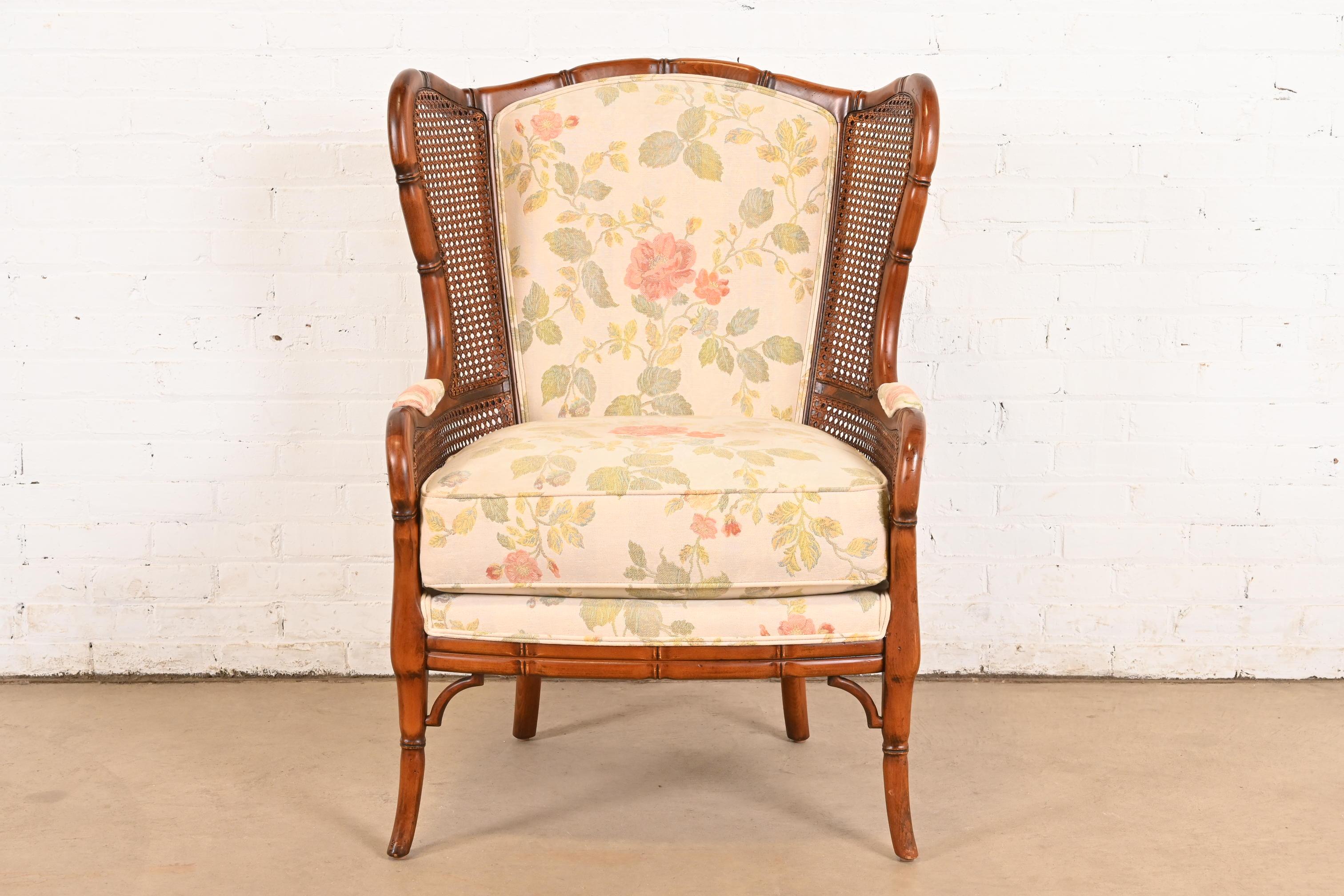 Ein wunderschöner Loungesessel im Regency-Stil aus geschnitztem Bambus- und Rohrgeflecht

USA, 2003

Gestell aus Nussbaumholz in Bambusform, mit gepolstertem Sitz und Rückenlehne.

Maße: 30,5 