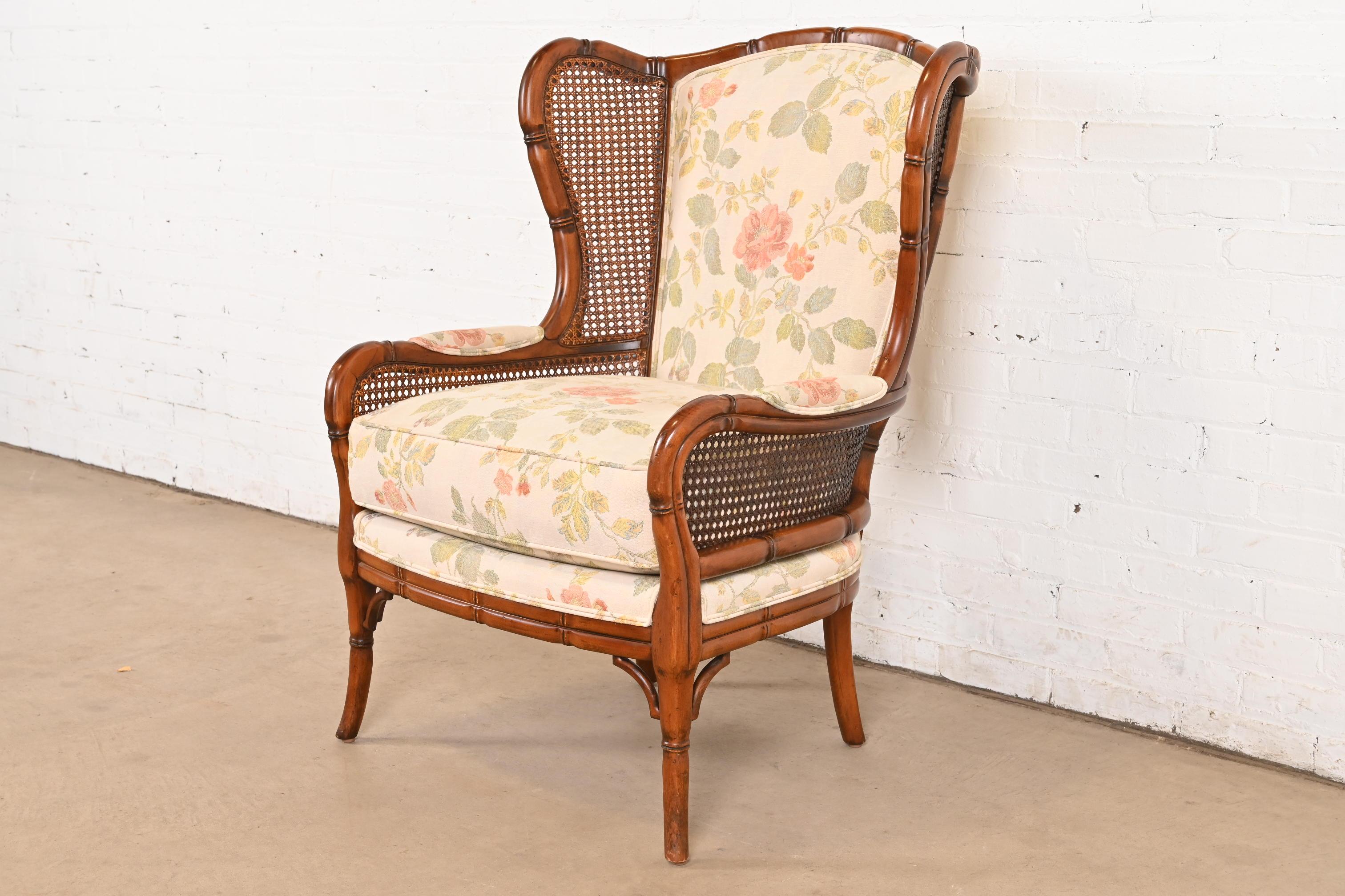 Gepolsterter Loungesessel Regency mit Bambusimitat und Rohrgeflecht im Zustand „Gut“ im Angebot in South Bend, IN