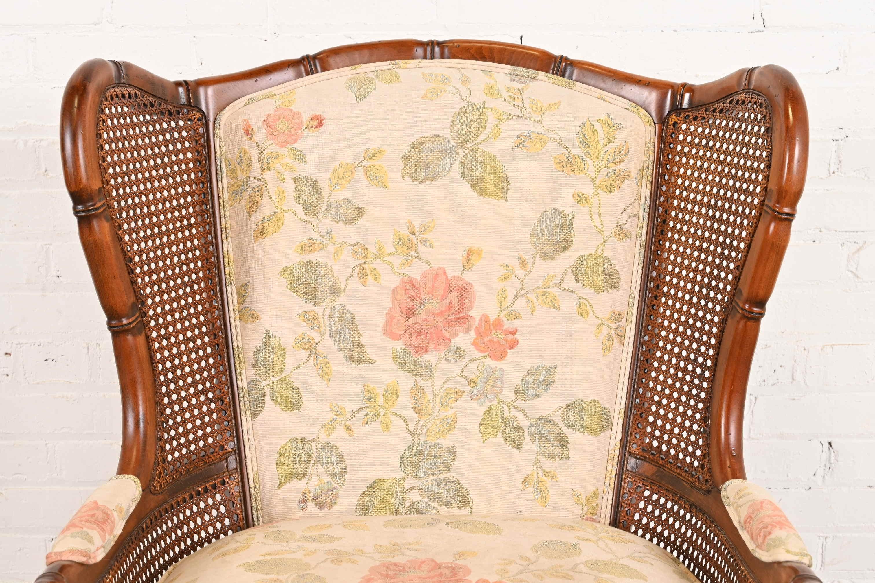 Gepolsterter Loungesessel Regency mit Bambusimitat und Rohrgeflecht im Angebot 1