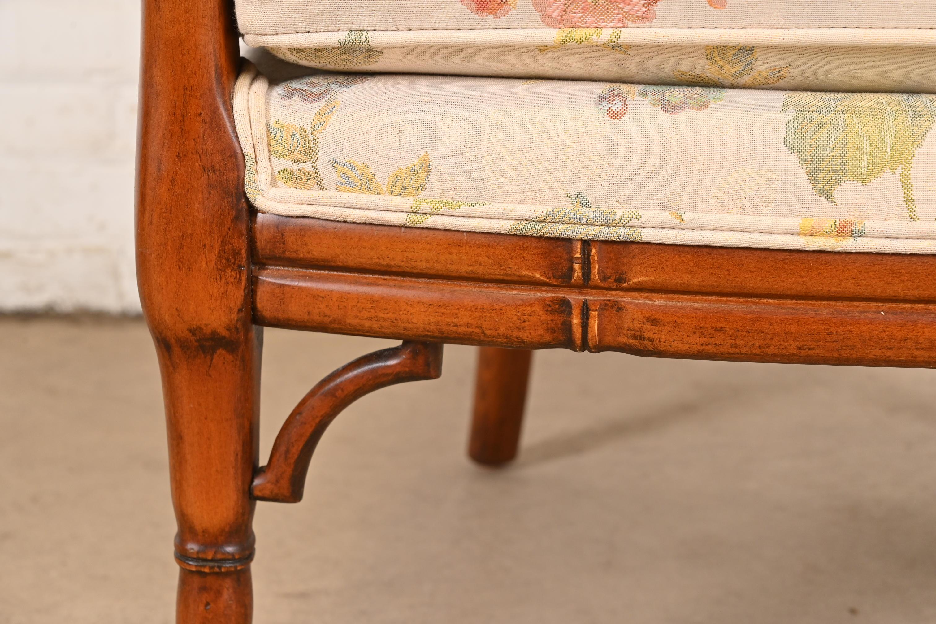 Gepolsterter Loungesessel Regency mit Bambusimitat und Rohrgeflecht im Angebot 3