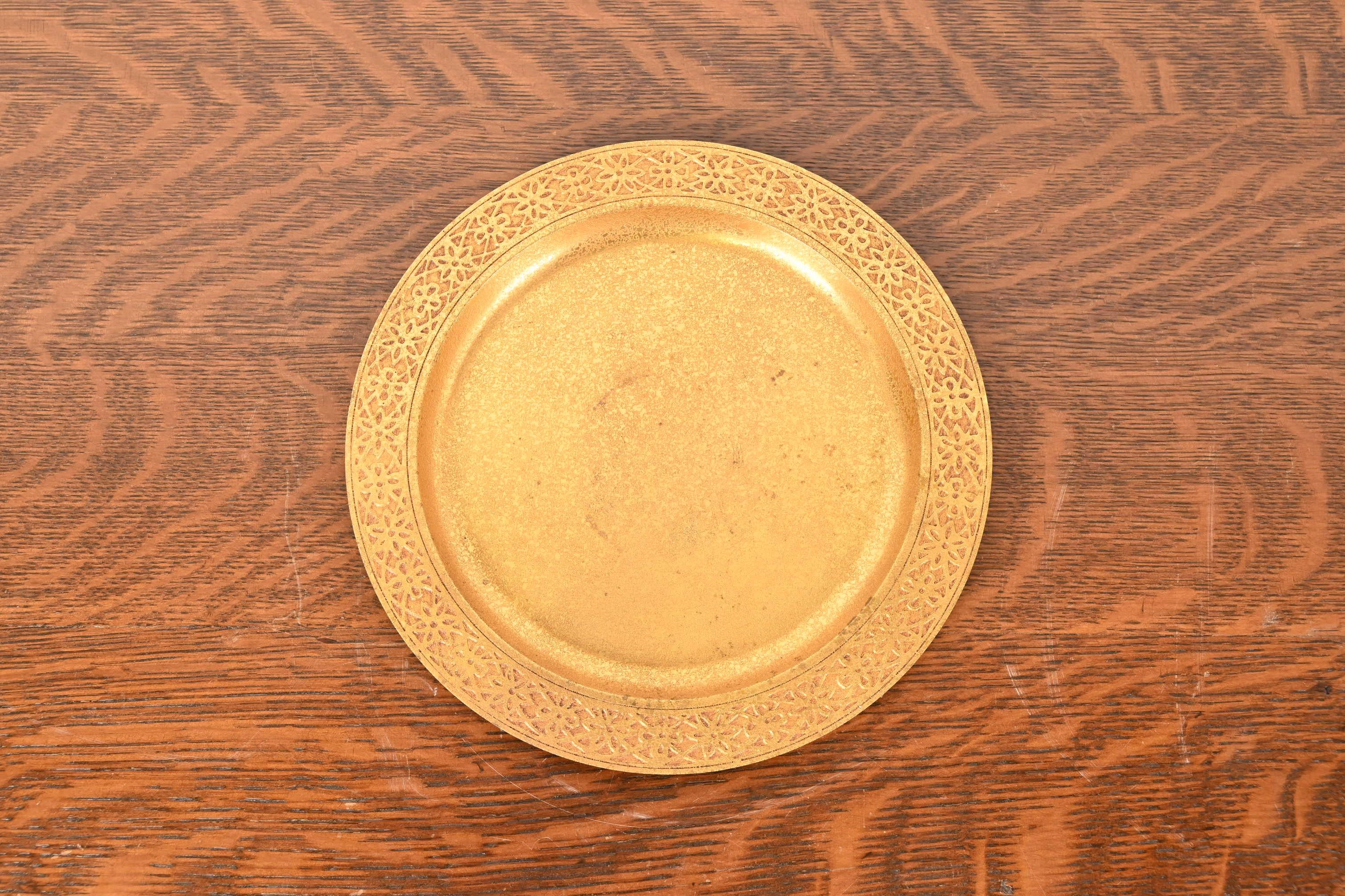 Ein prächtiger vergoldeter Bronzeteller oder ein Ladegerät aus der Zeit des Arts & Crafts oder Art Deco

Von Tiffany Studios (signiert auf der Unterseite)

New York, USA, Anfang des 20. Jahrhunderts

Maße: 9 