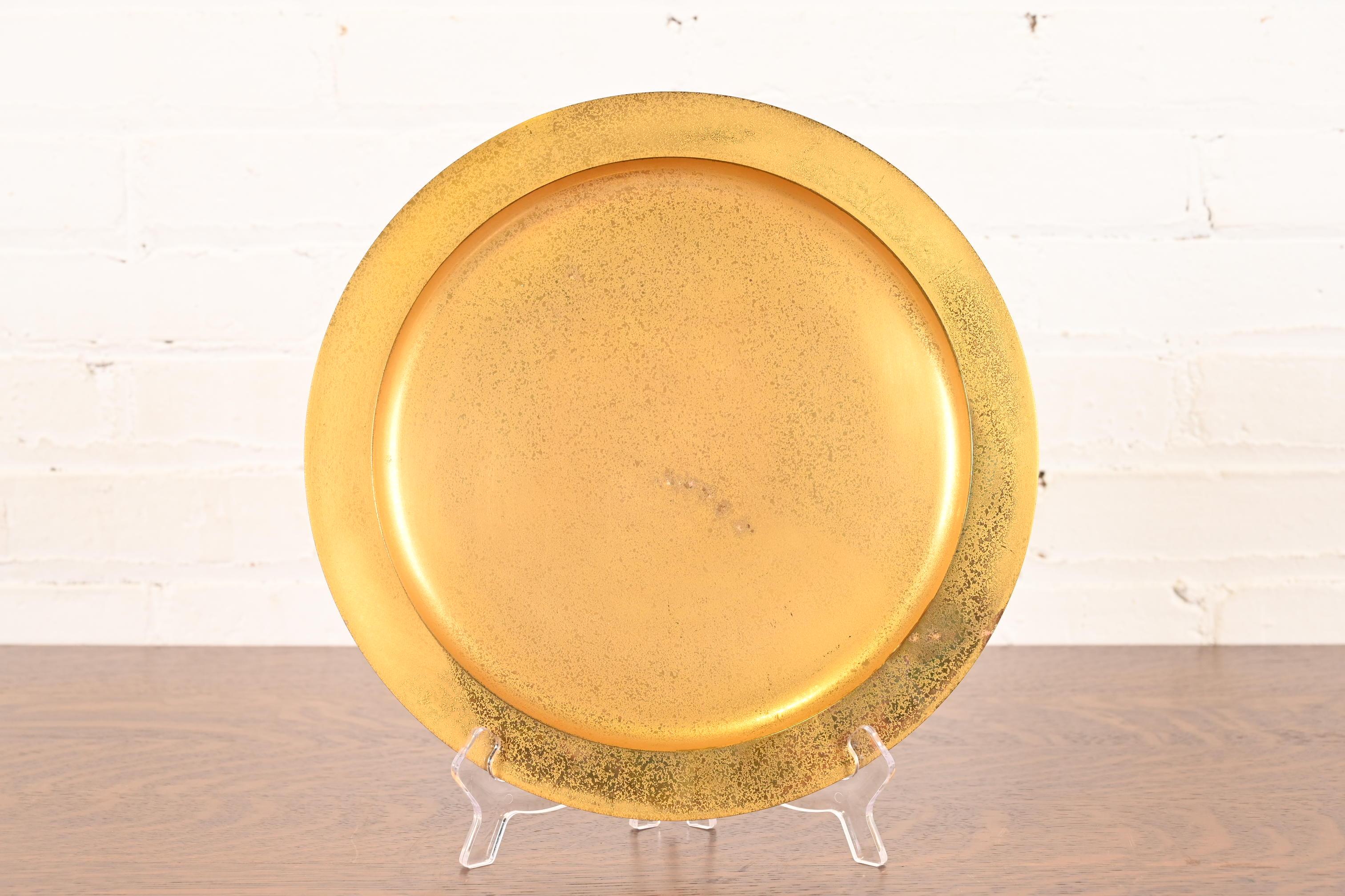 Eine prächtige Arts & Crafts oder Art Deco Zeitraum vergoldete Bronze große Platte oder Ladegerät

Von Tiffany Studios (signiert auf der Unterseite)

New York, USA, Anfang des 20. Jahrhunderts

Maße: 12,13 