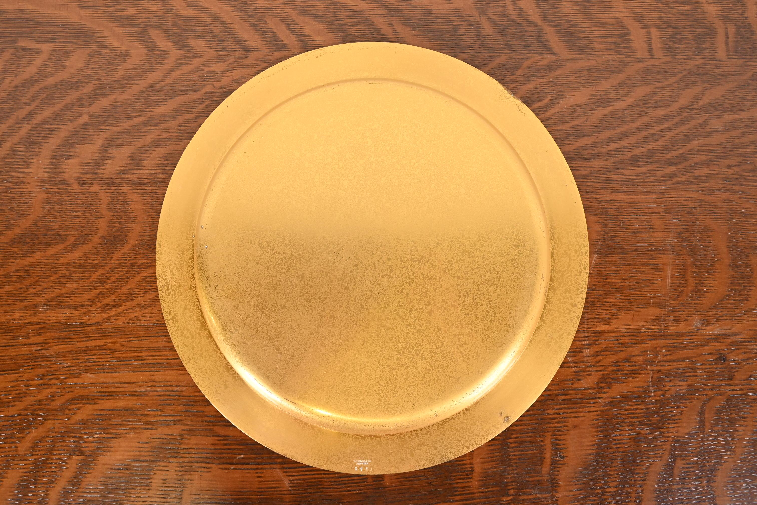 Tiffany Studios New York Bronze Doré Großer Teller oder Charger (20. Jahrhundert) im Angebot