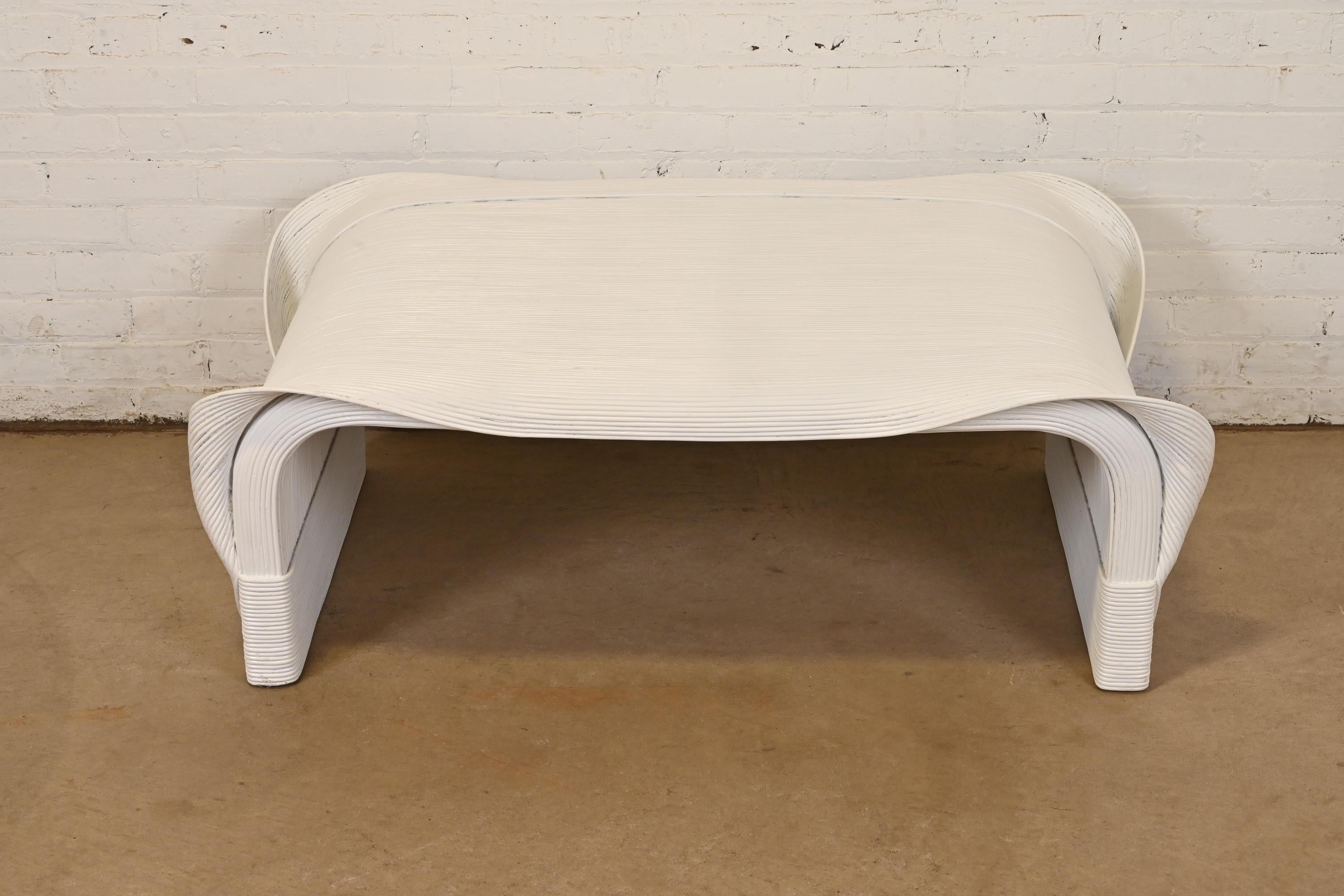 Organique Betty Cobonpue Collection Sultura Table basse ou Cocktail en rotin Split Reed en vente