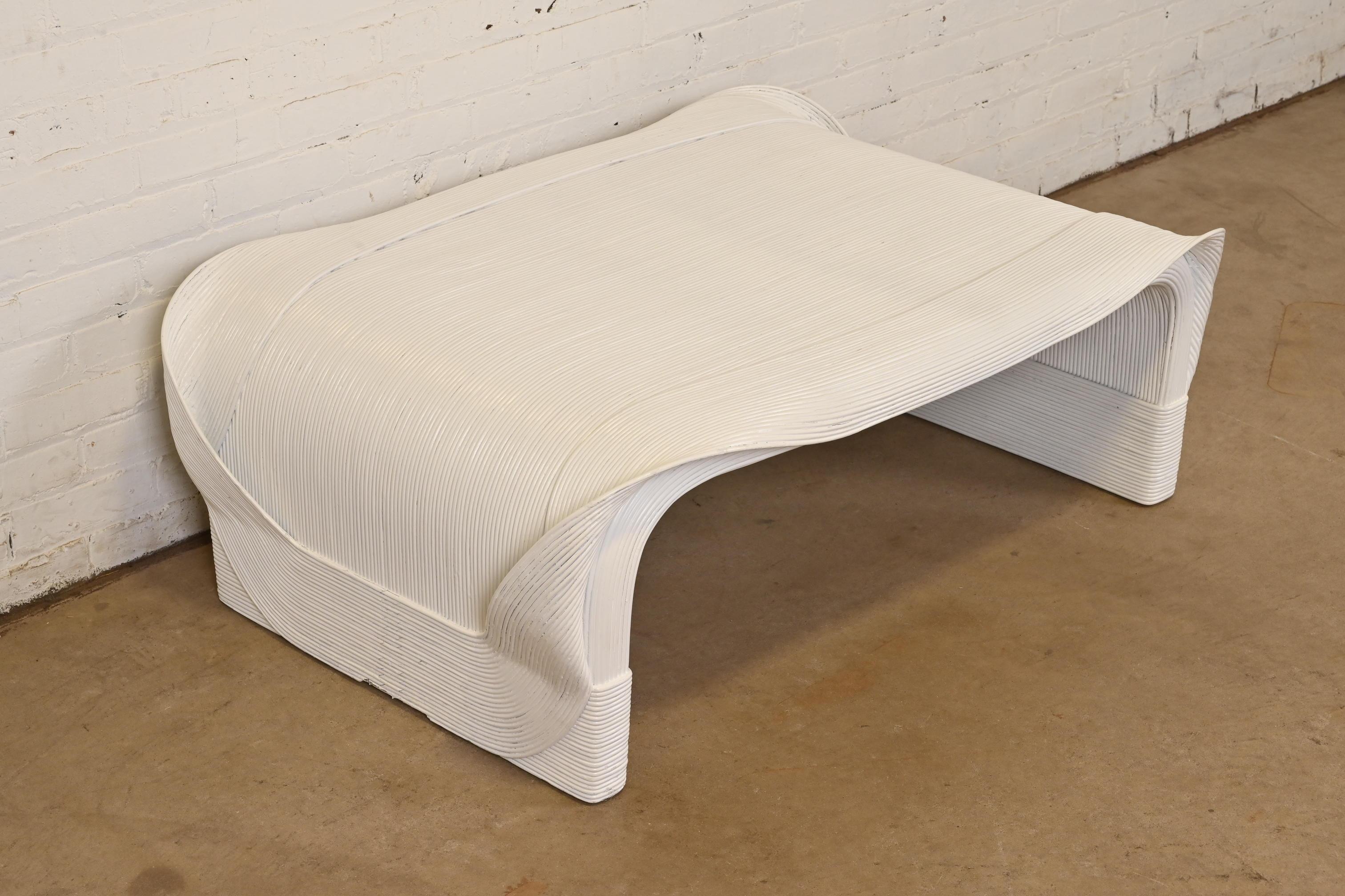 Magnifique table basse ou table de cocktail en rotin fendu laqué blanc Organic Modern.

Par Betty Cobonpue, 