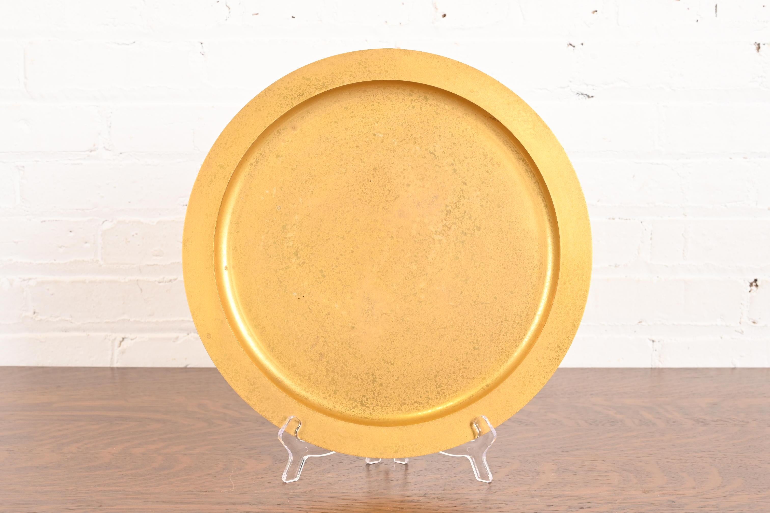 Eine prächtige Arts & Crafts oder Art Deco Zeitraum vergoldete Bronze große Platte oder Ladegerät

Von Tiffany Studios (signiert auf der Unterseite)

New York, USA, Anfang des 20. Jahrhunderts

Maße: 14 