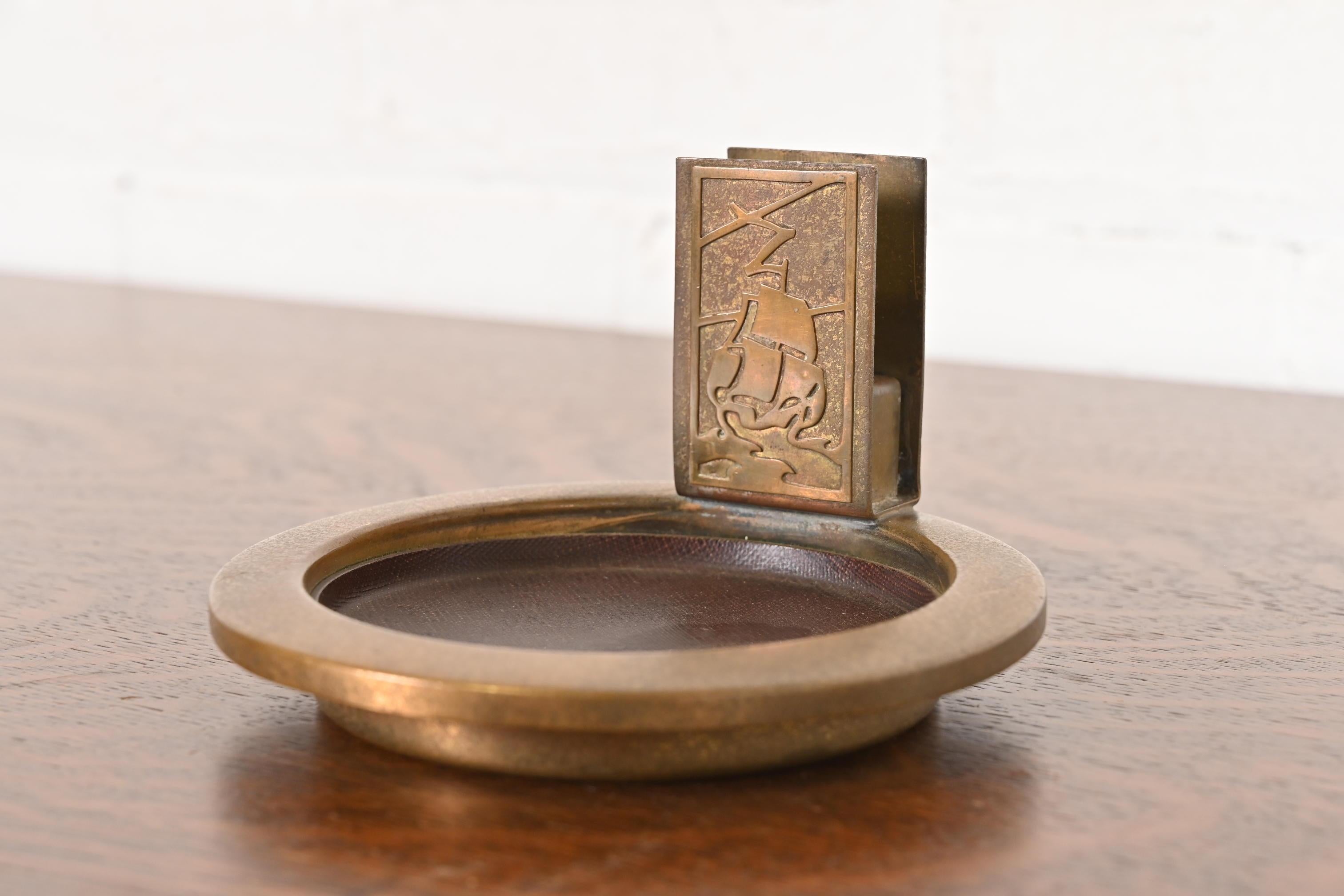 Américain A Silver Crest Arts & Crafts Cendrier en bronze avec support pour boîte d'allumettes en vente
