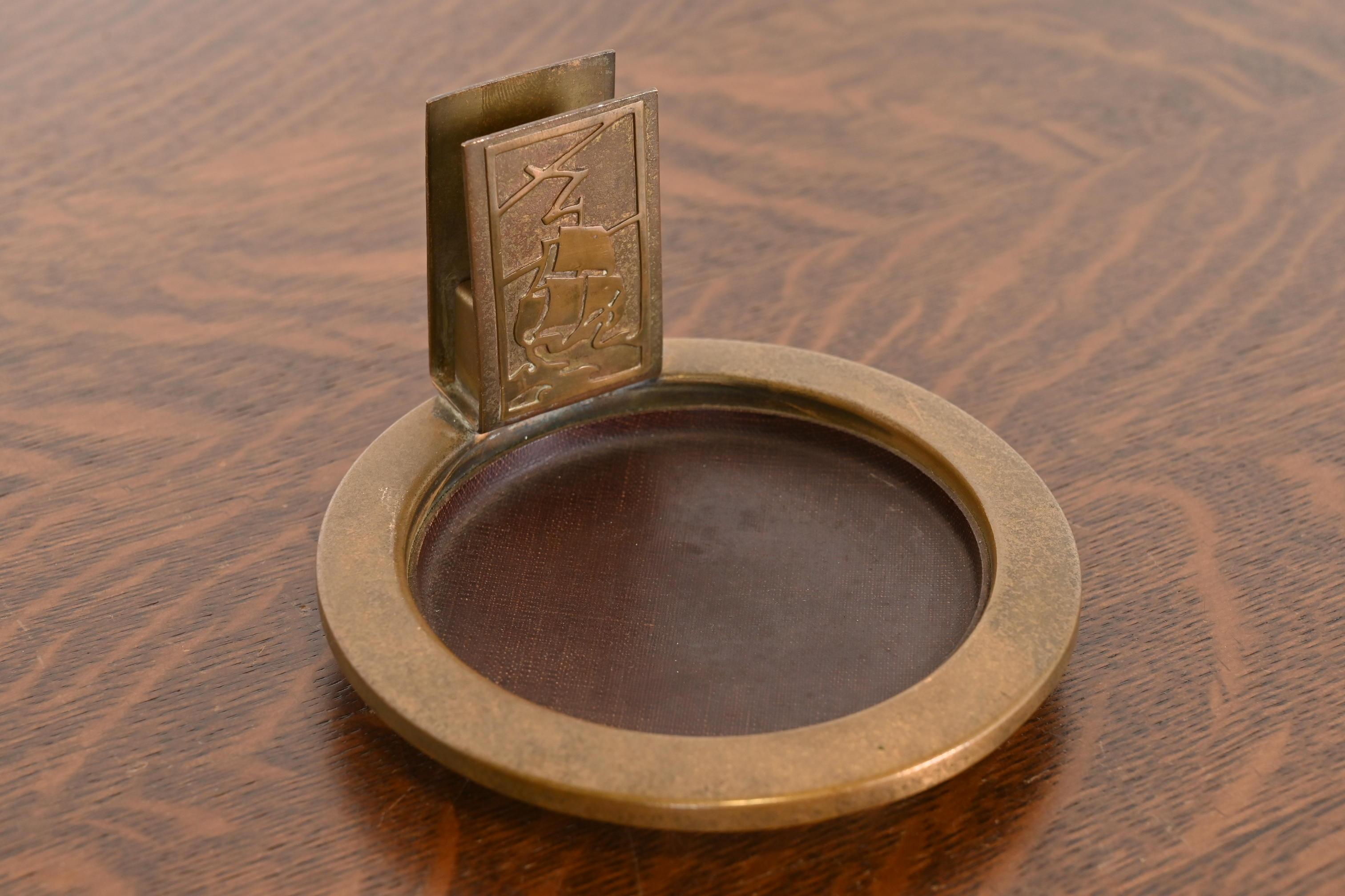 A Silver Crest Arts & Crafts Cendrier en bronze avec support pour boîte d'allumettes Bon état - En vente à South Bend, IN