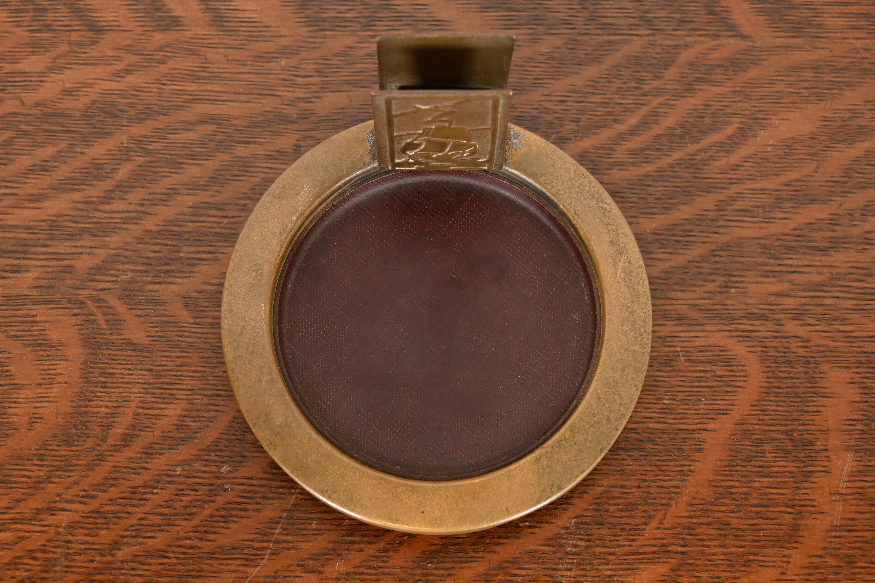 20ième siècle A Silver Crest Arts & Crafts Cendrier en bronze avec support pour boîte d'allumettes en vente