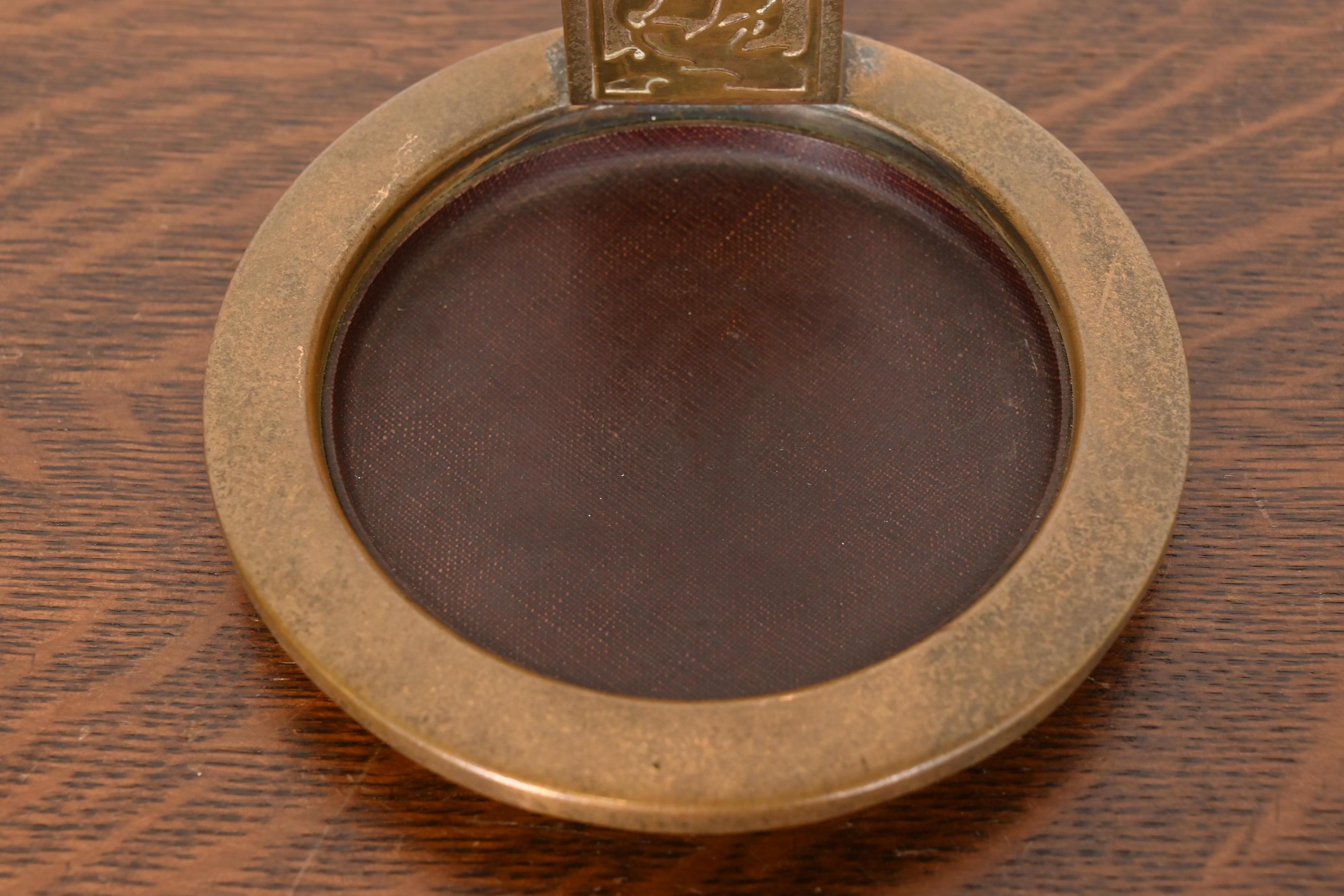 A Silver Crest Arts & Crafts Cendrier en bronze avec support pour boîte d'allumettes en vente 1