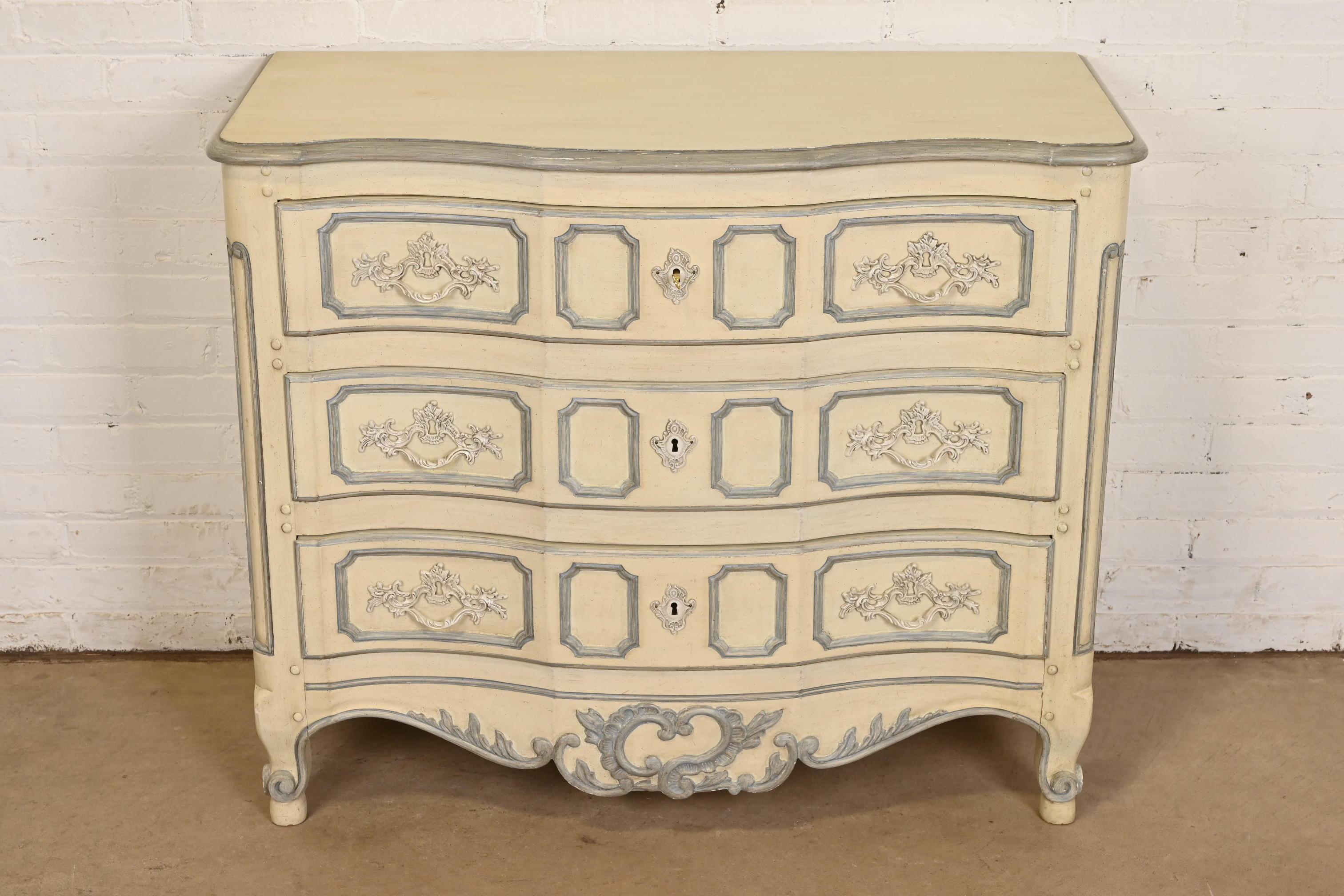 Stile provenzale Cassettiera dipinta Luigi XV di Baker Furniture, circa anni '60 in vendita