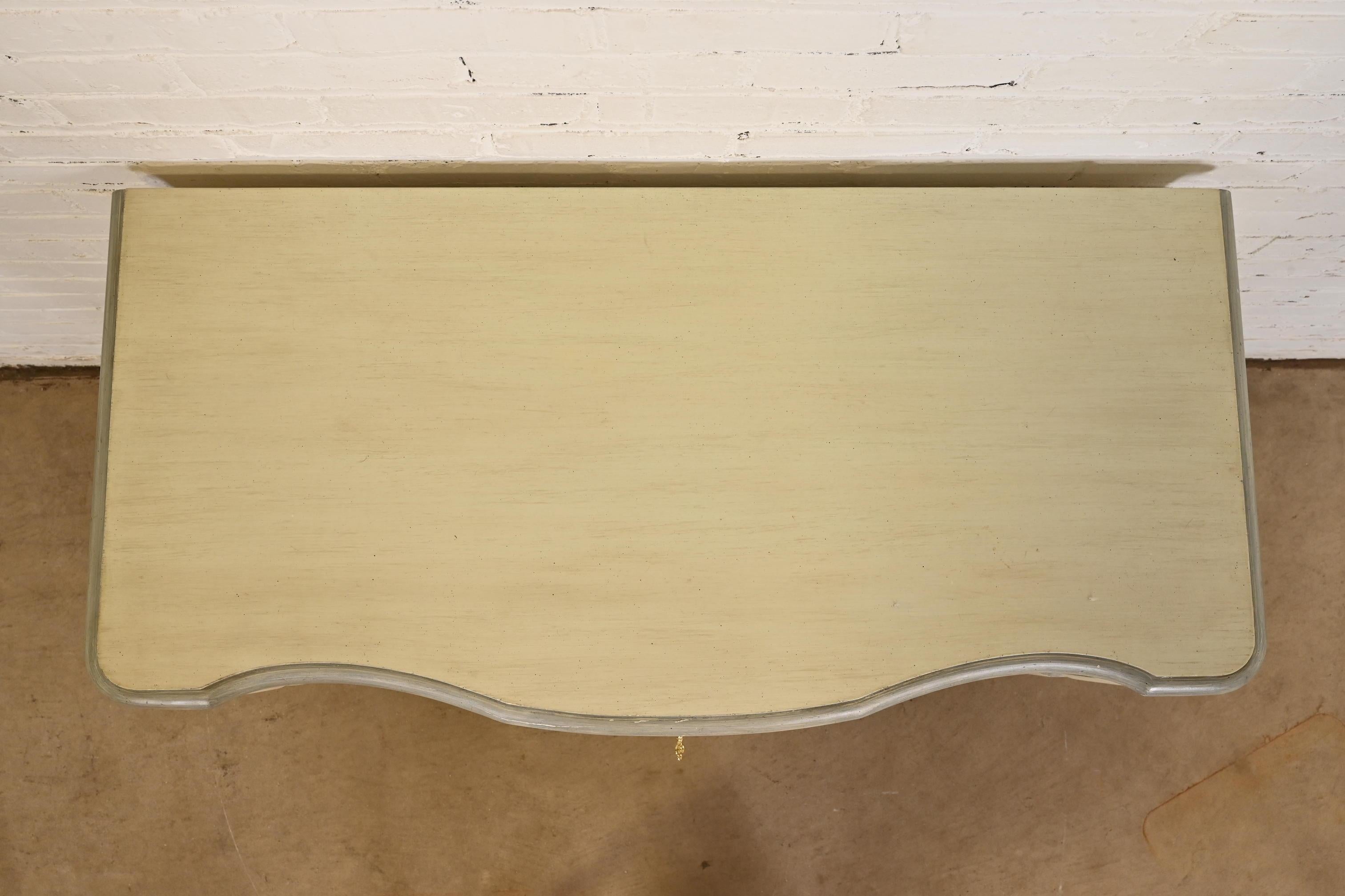 Cassettiera dipinta Luigi XV di Baker Furniture, circa anni '60 in vendita 3