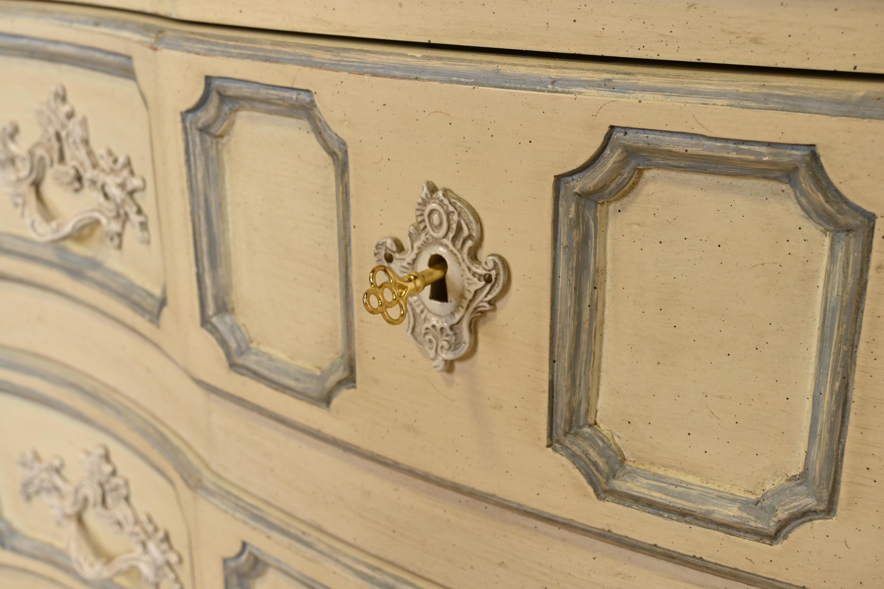 Ottone Cassettiera dipinta Luigi XV di Baker Furniture, circa anni '60 in vendita