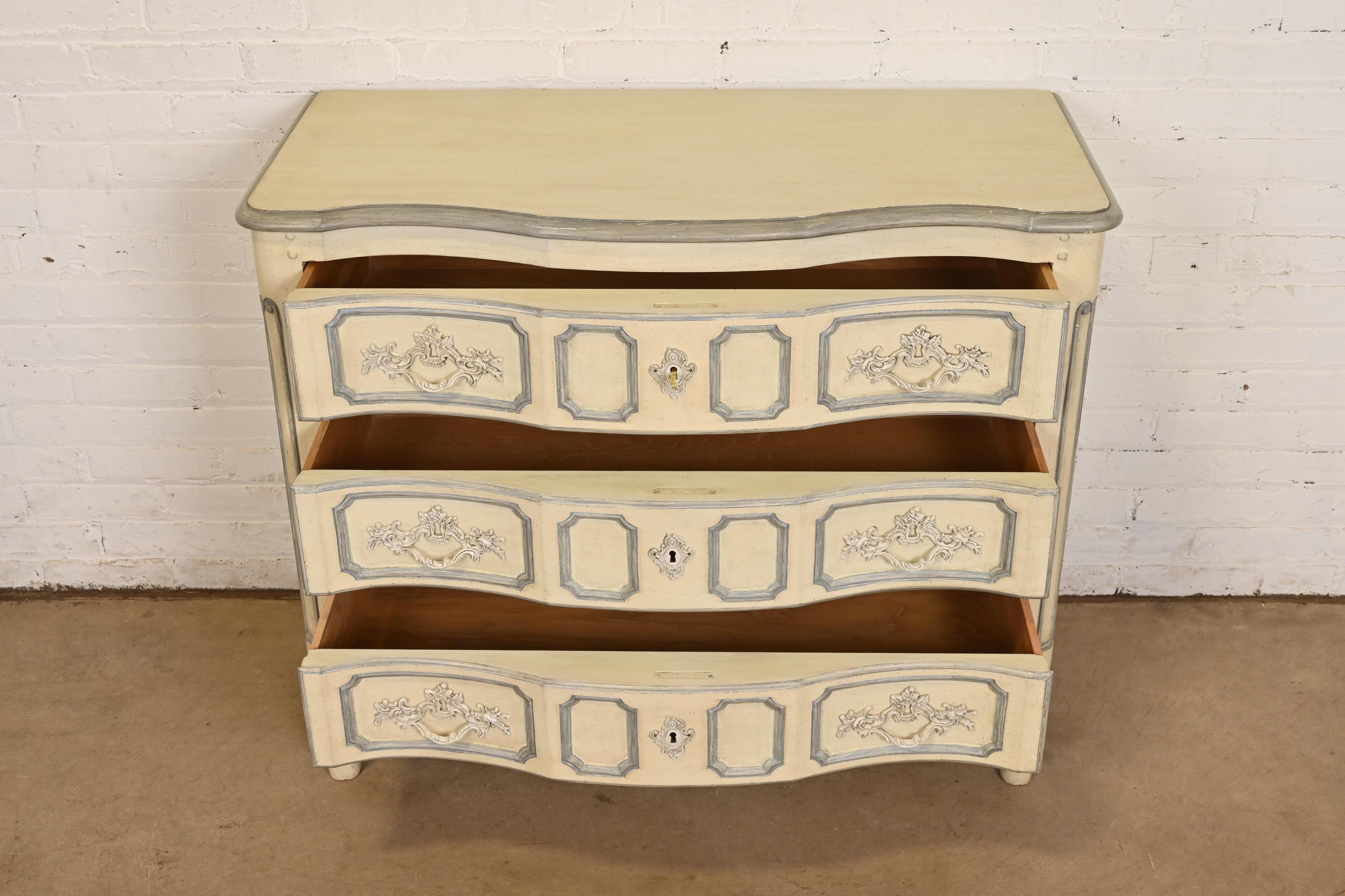 Metà XX secolo Cassettiera dipinta Luigi XV di Baker Furniture, circa anni '60 in vendita