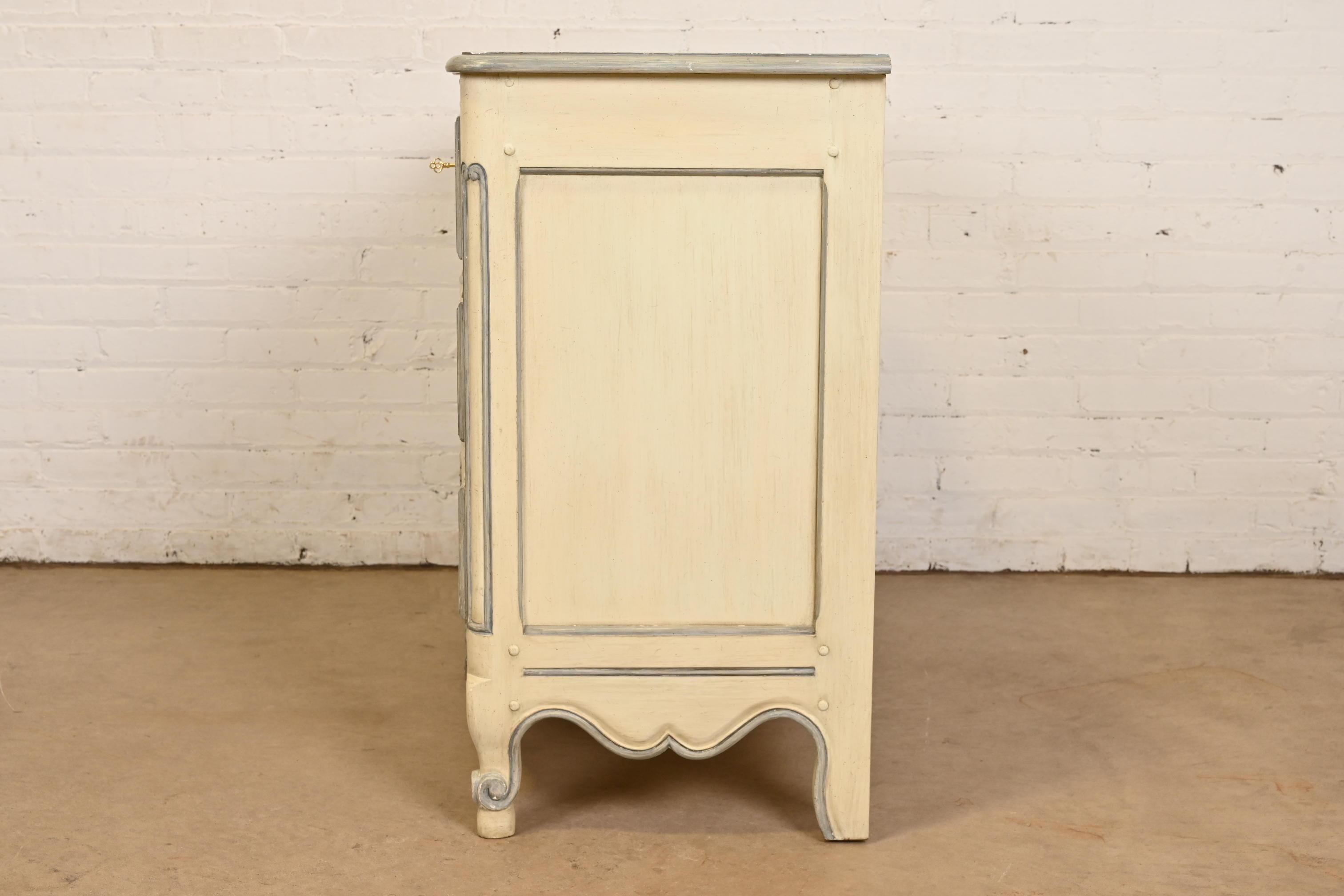 Cassettiera dipinta Luigi XV di Baker Furniture, circa anni '60 in vendita 4