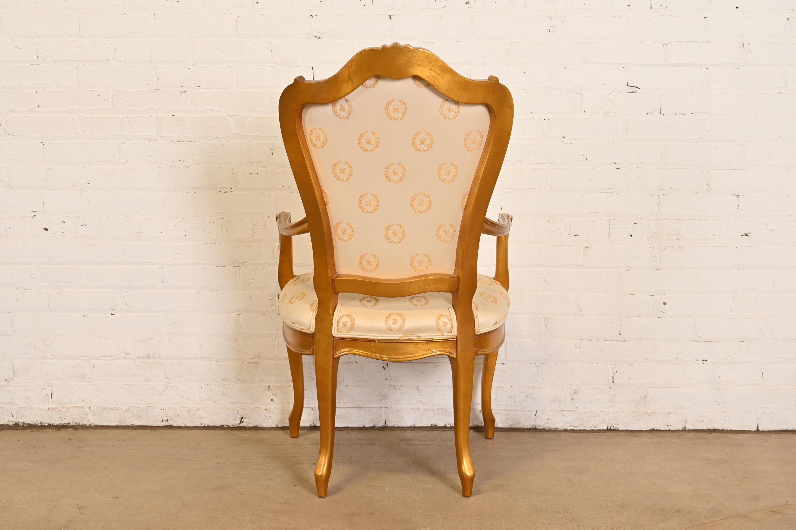 Karges Französisch Provincial Louis XV geschnitzt Nussbaum und Gold vergoldet Sessel im Angebot 2