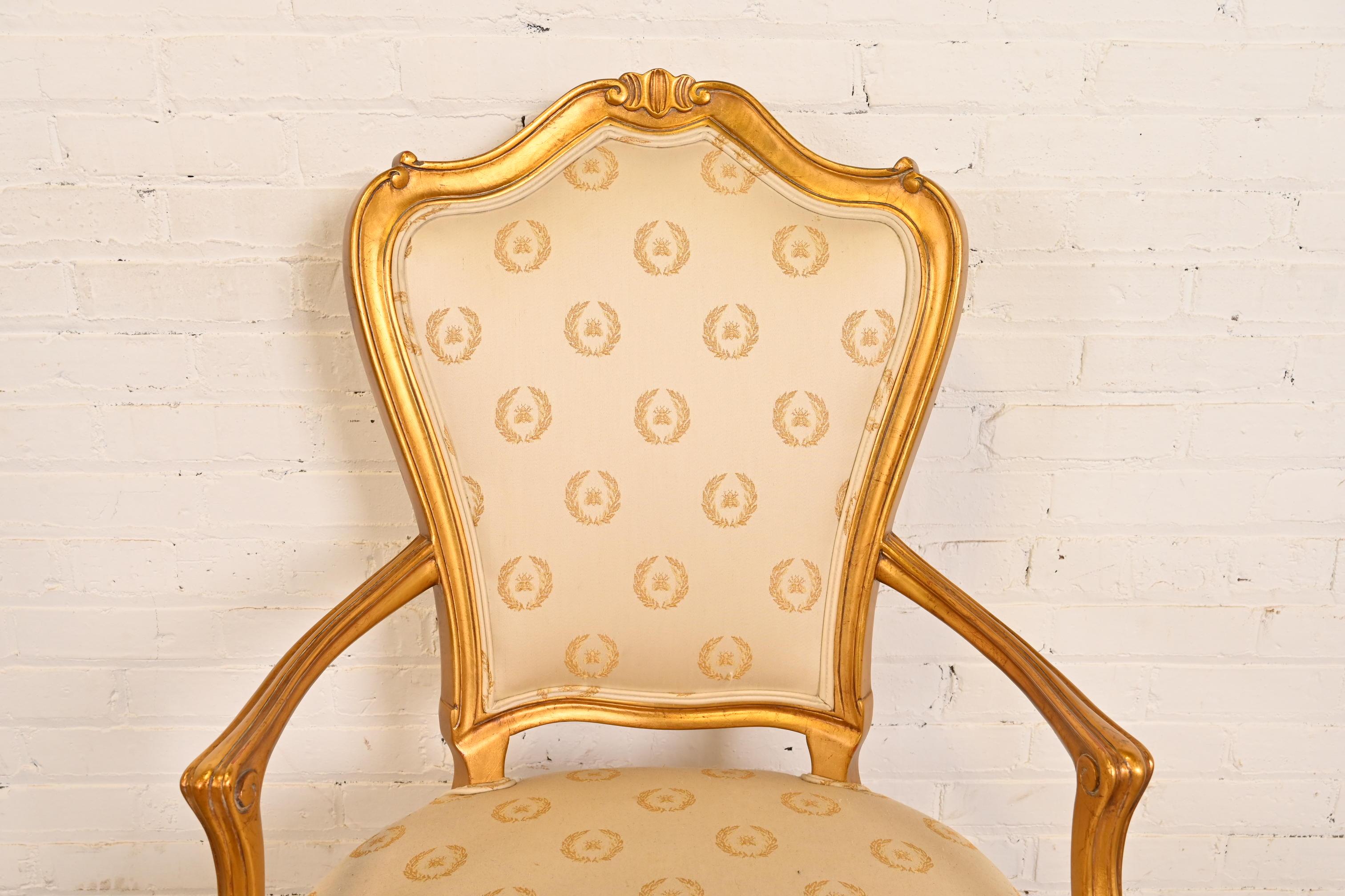 Karges Französisch Provincial Louis XV geschnitzt Nussbaum und Gold vergoldet Sessel (Ende des 20. Jahrhunderts) im Angebot