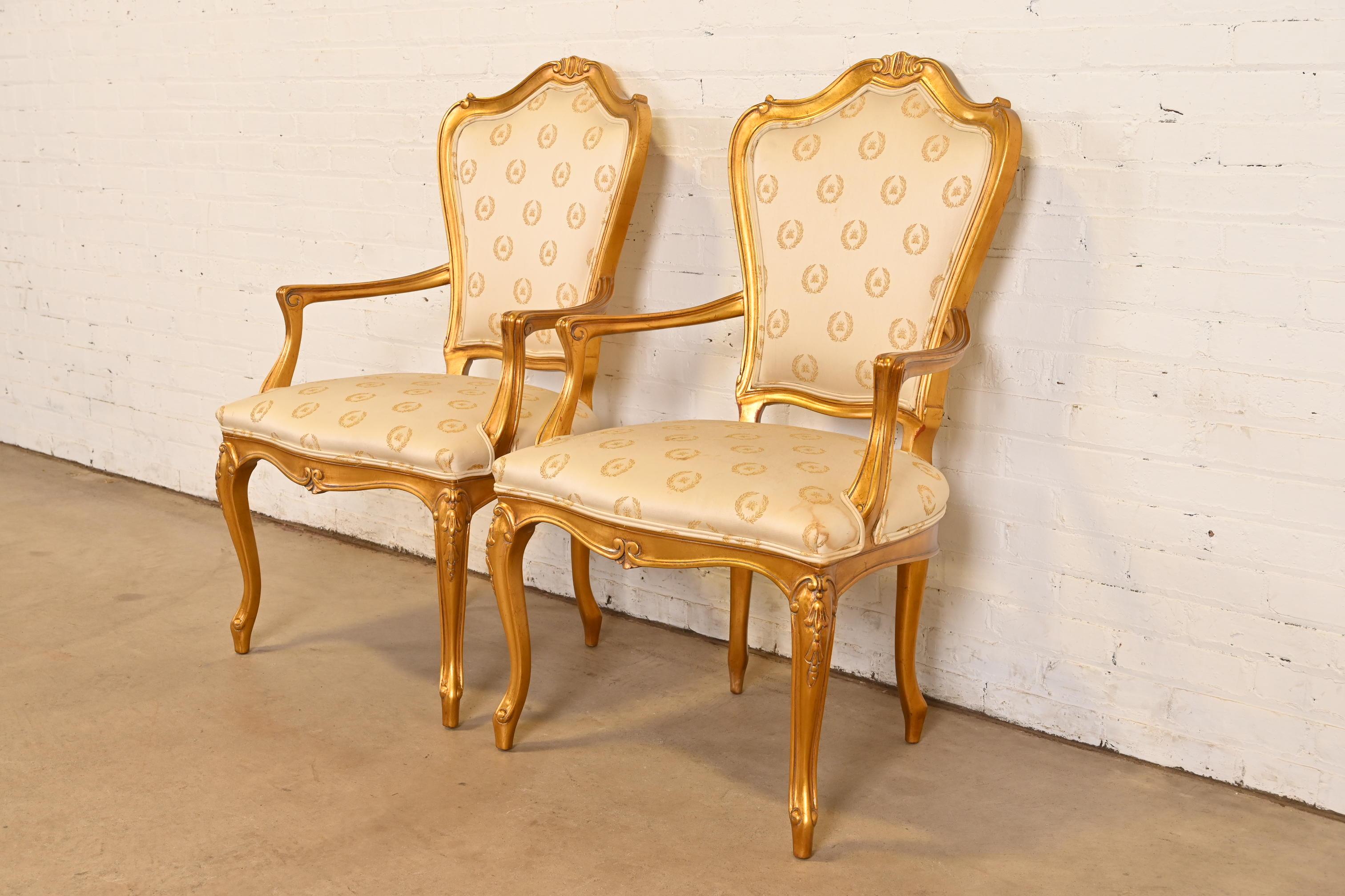 Karges Französisch Provincial Louis XV geschnitzt Nussbaum und Gold vergoldet Sessel (Französische Provence) im Angebot