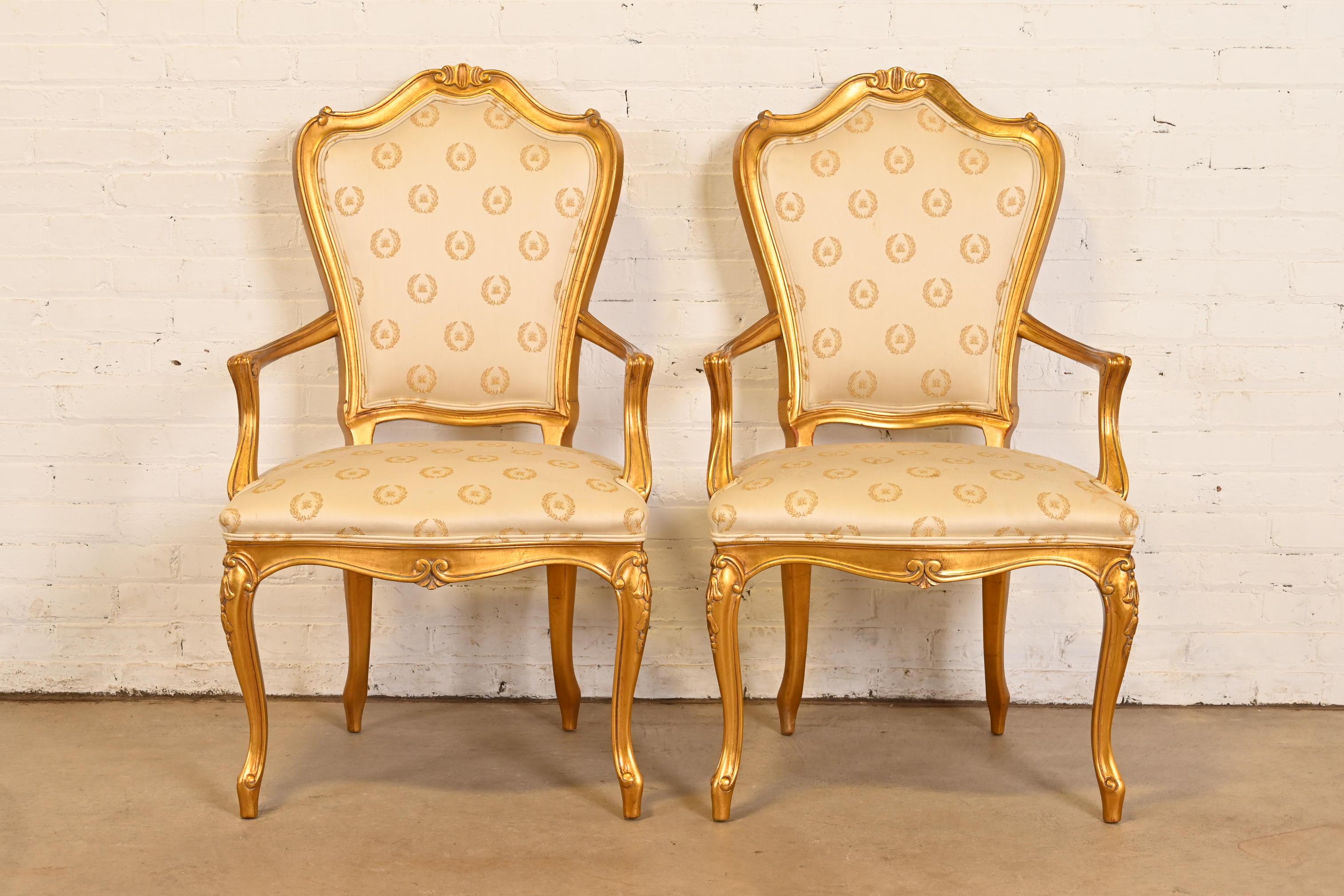 Ein herausragendes Paar französischer Rokoko- oder französischer Provinzialsessel im Stil von Louis XV oder Esszimmerstühle

Von Karges Möbel

USA, ca. 1980er Jahre

Wunderschöne vergoldete, geschnitzte Rahmen aus massivem Nussbaumholz mit