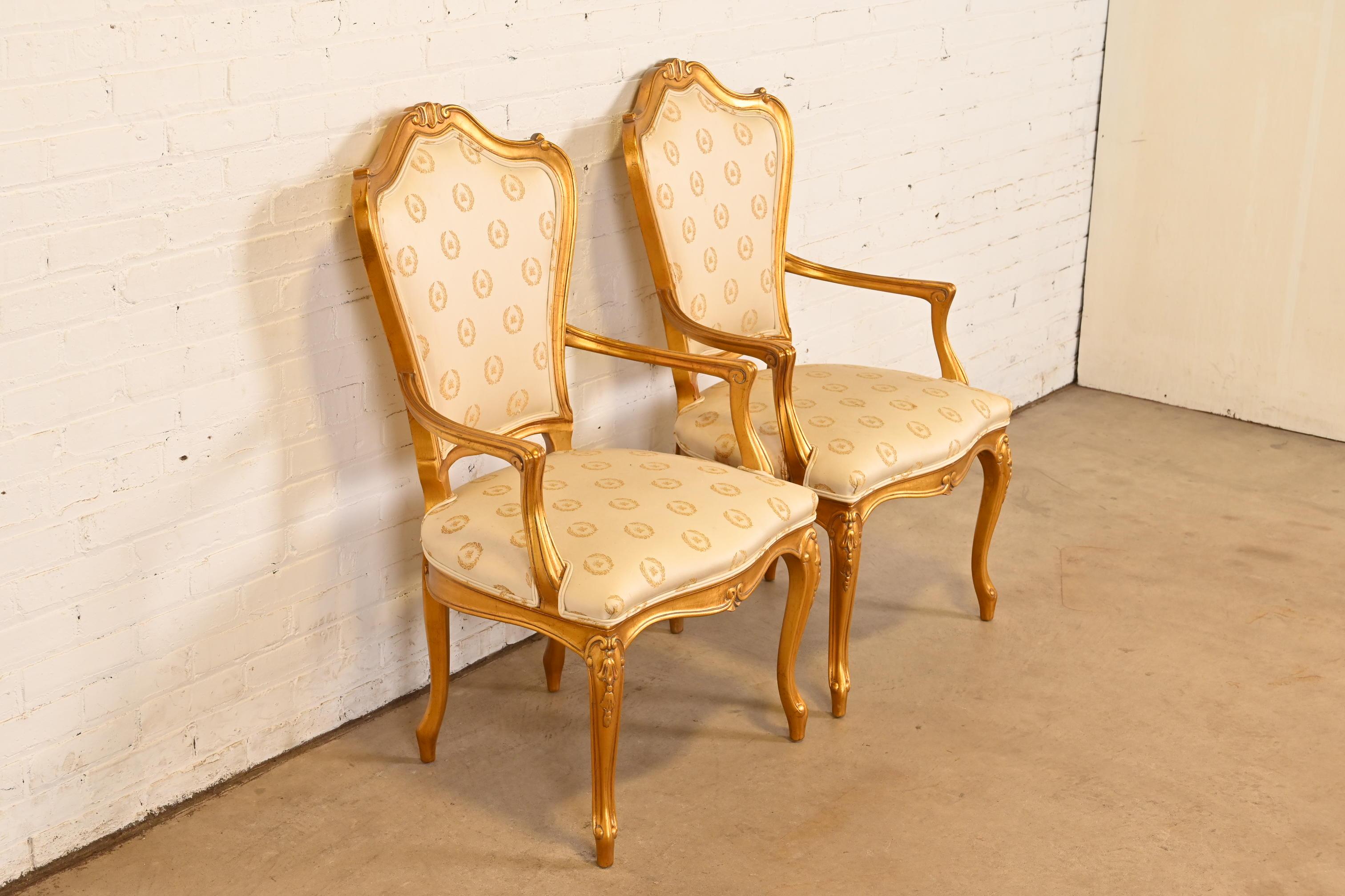 Karges Französisch Provincial Louis XV geschnitzt Nussbaum und Gold vergoldet Sessel im Zustand „Gut“ im Angebot in South Bend, IN