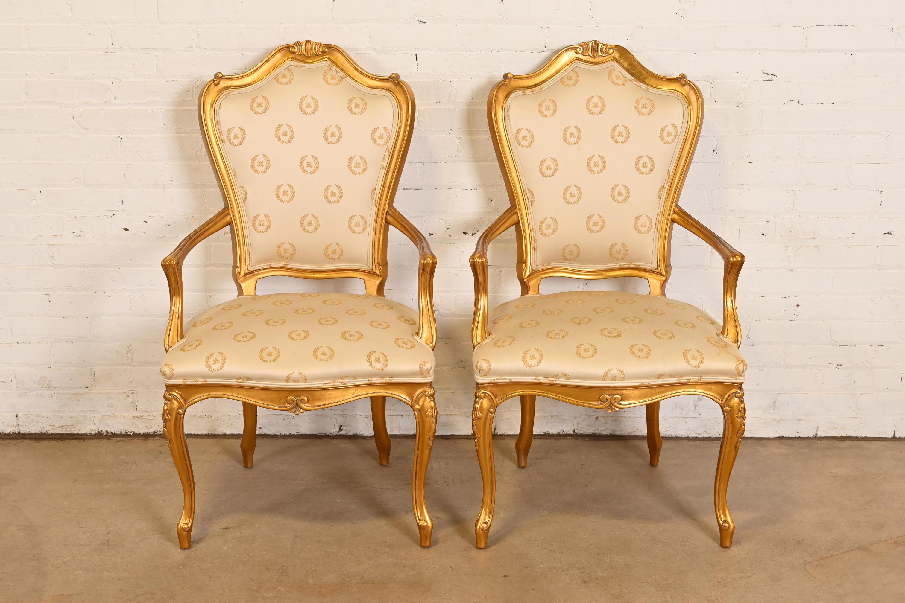 Karges Französisch Provincial Louis XV geschnitzt Nussbaum und Gold vergoldet Sessel (amerikanisch) im Angebot