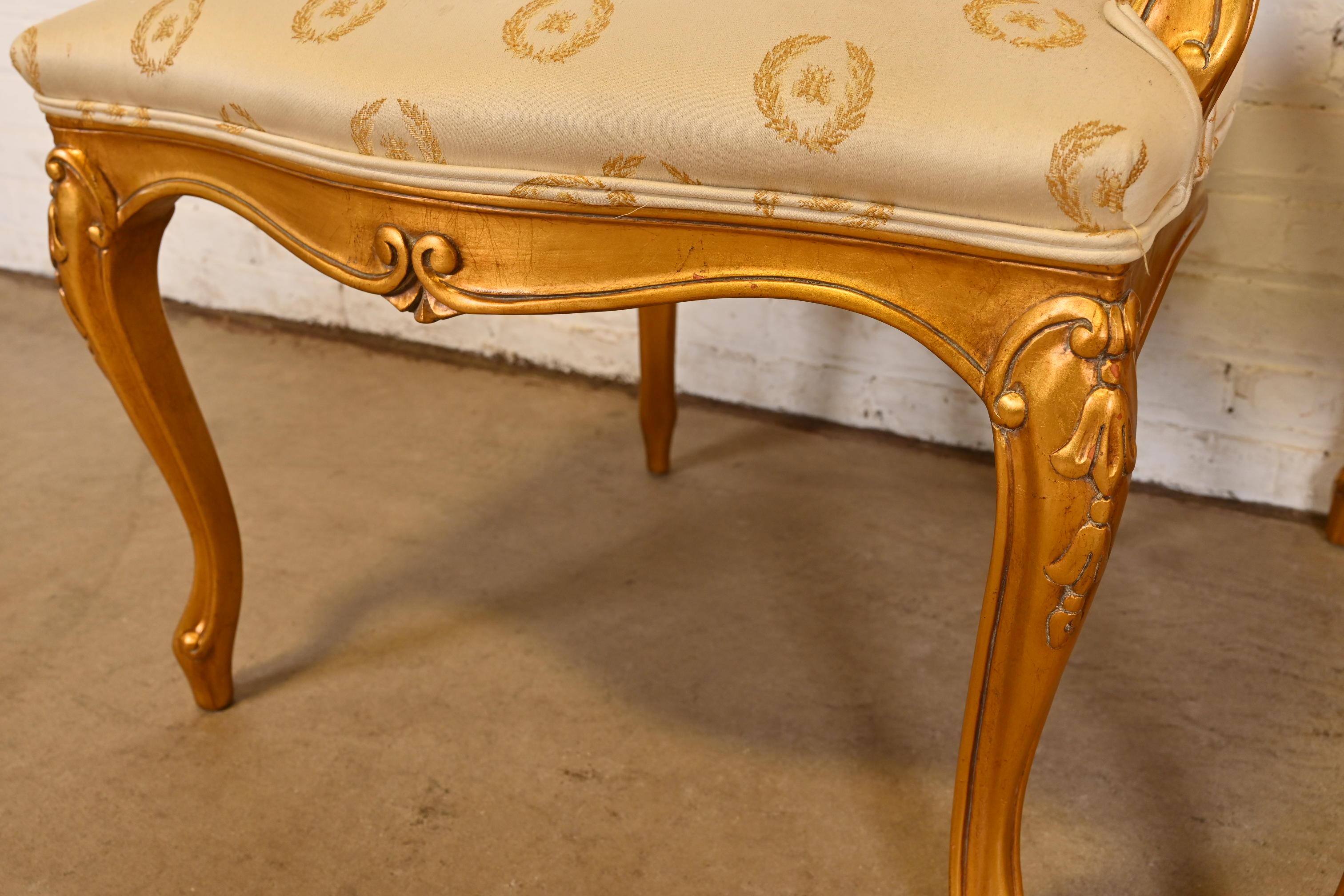 Karges Französisch Provincial Louis XV geschnitzt Nussbaum und Gold vergoldet Sessel (Polster) im Angebot