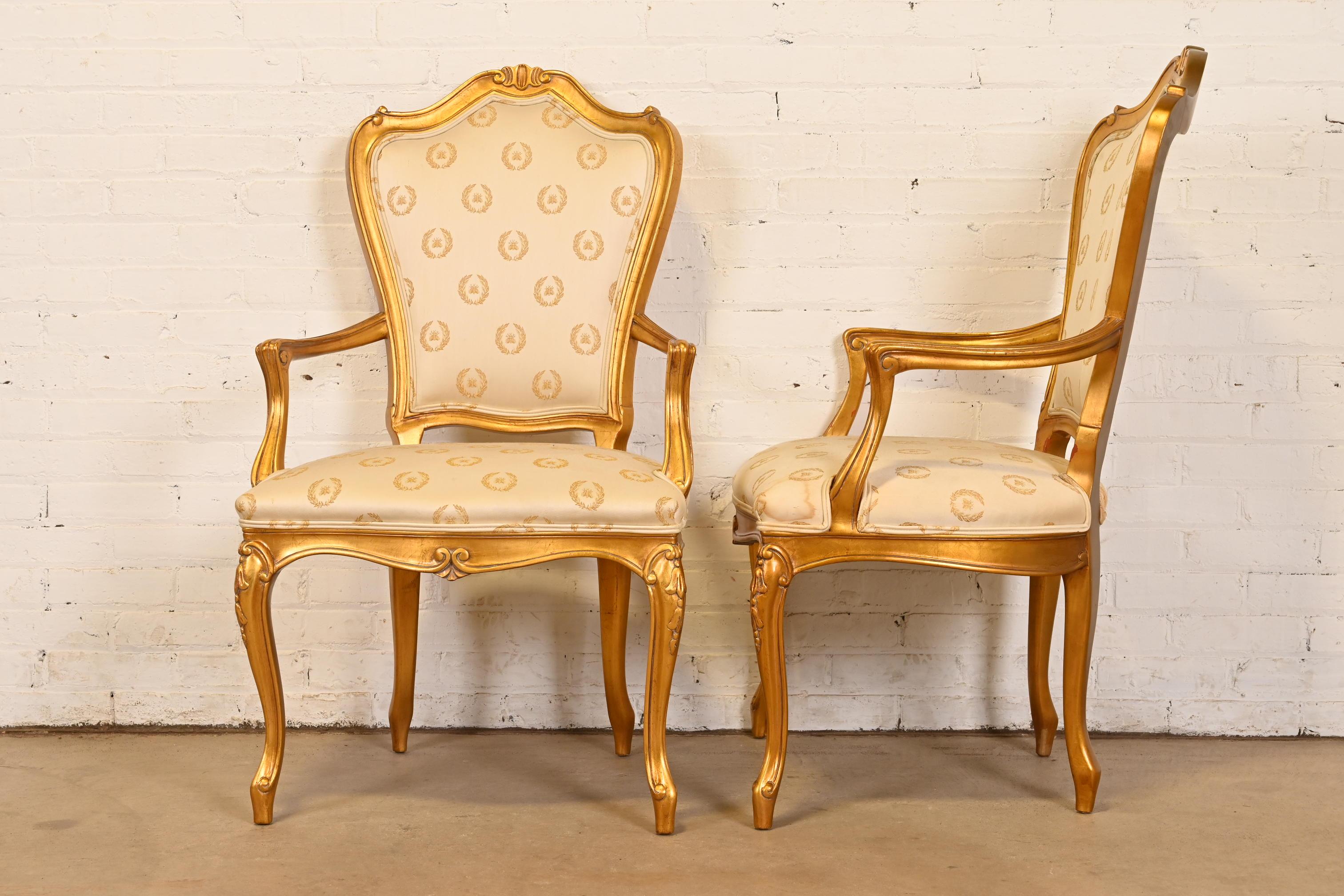 Karges Französisch Provincial Louis XV geschnitzt Nussbaum und Gold vergoldet Sessel im Angebot 1