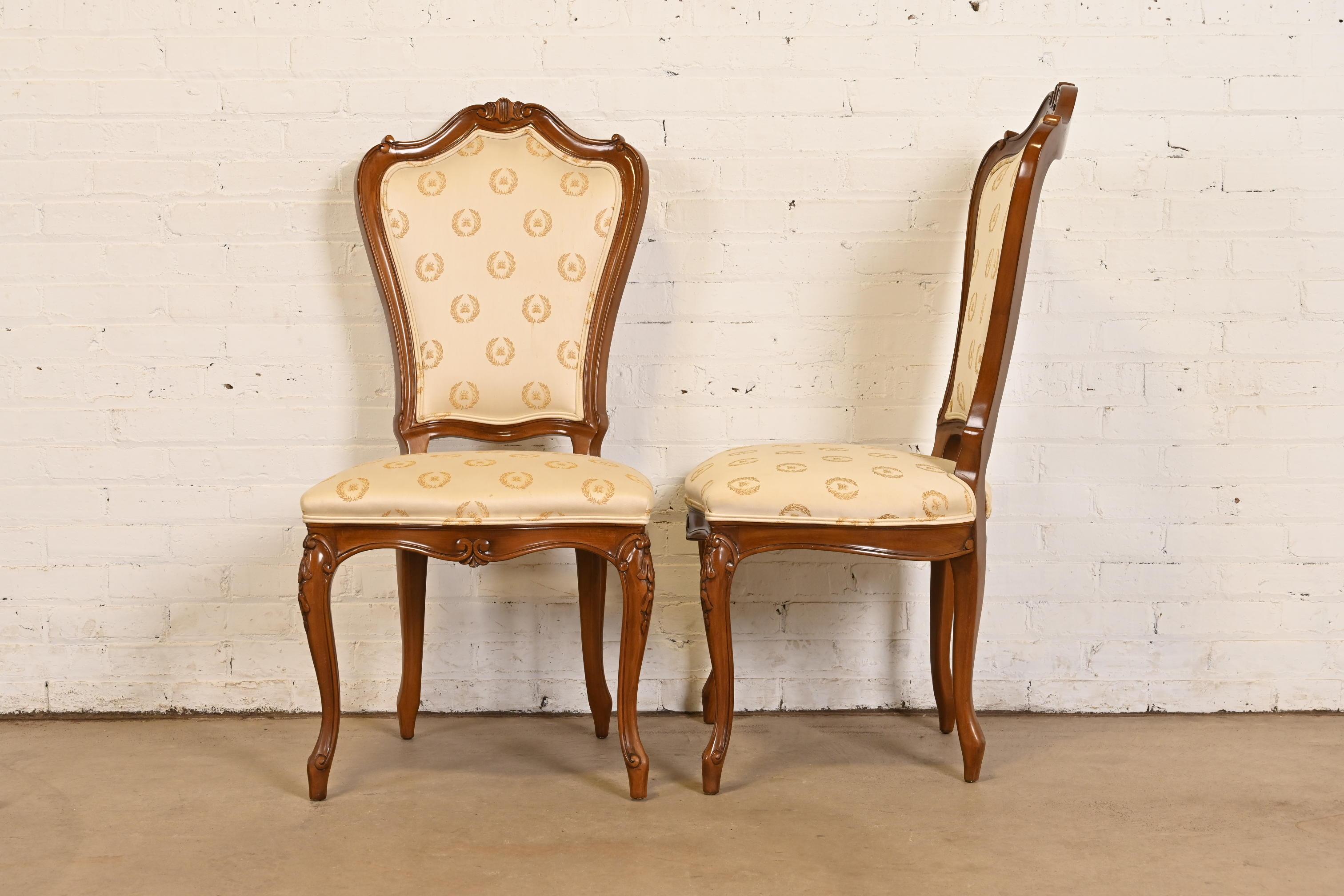 Karges Französisch Provincial Louis XV geschnitzt Nussbaum und Gold vergoldet Esszimmerstühle im Angebot 1